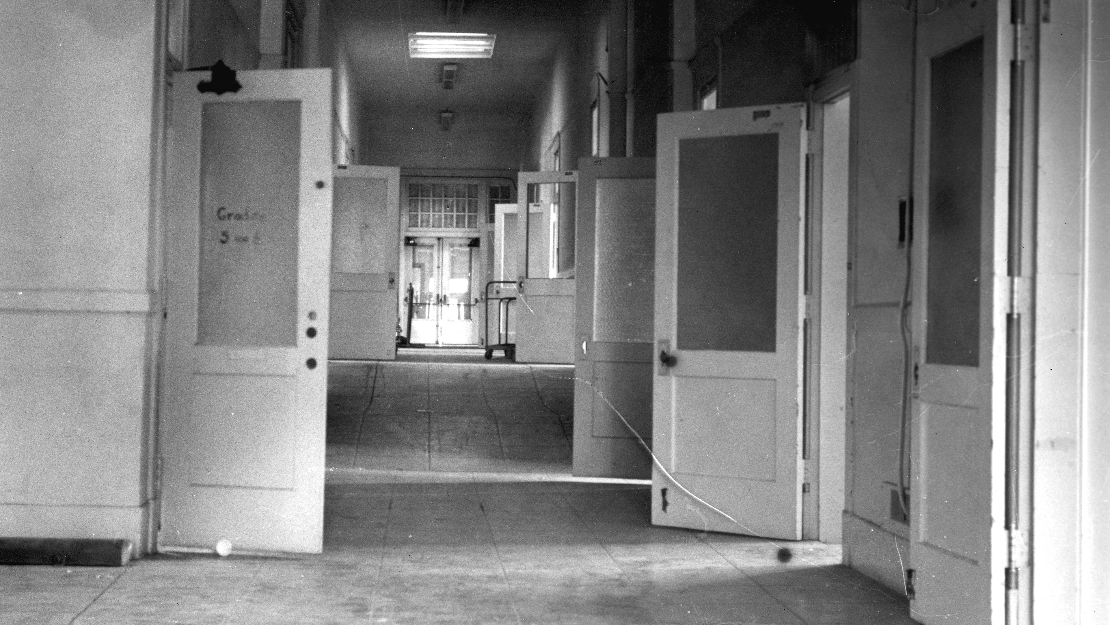 A black and white photograph of the abandoned school building of Ford Elementary School in 1980.