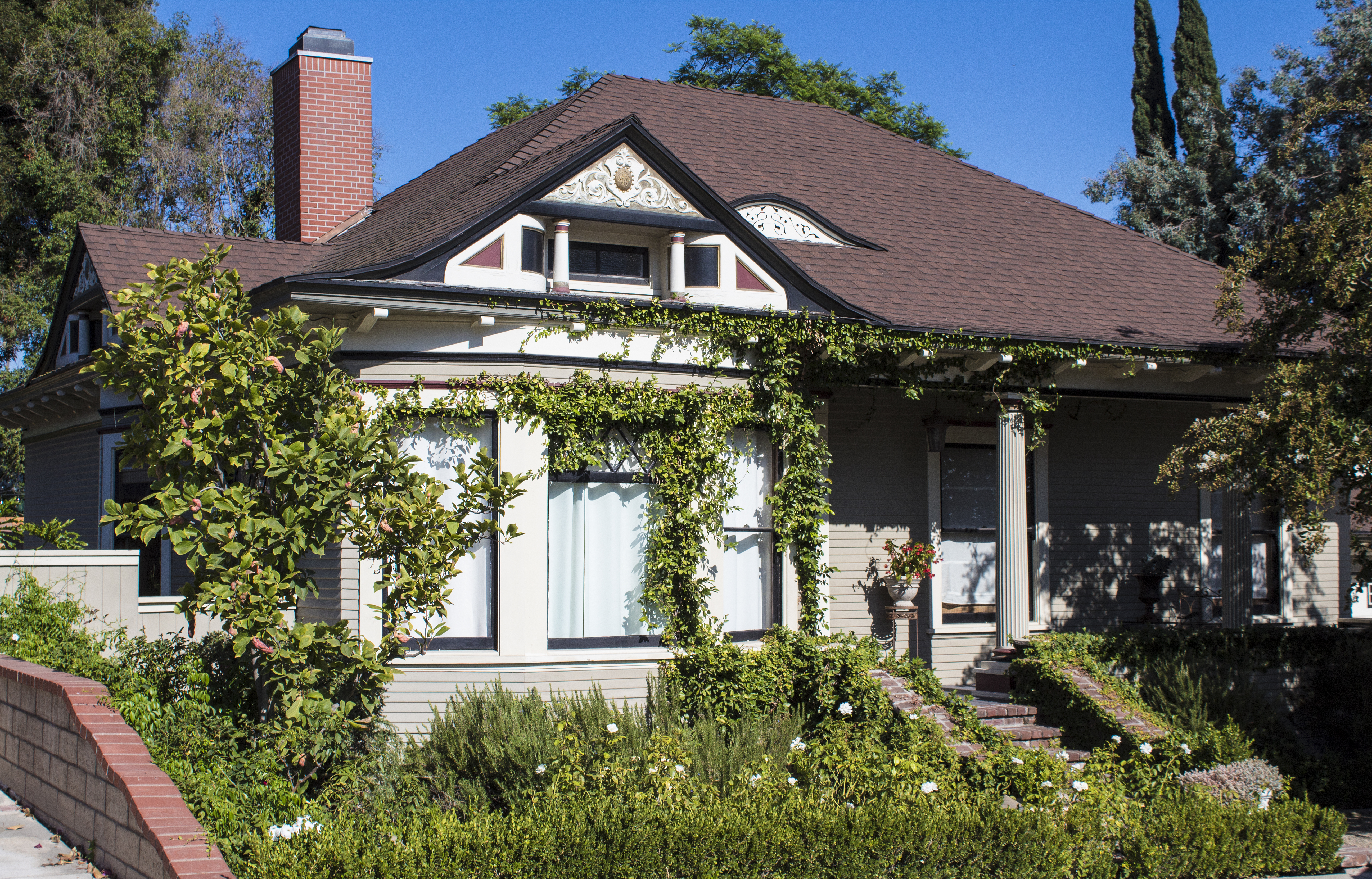 A colored current photo of the Ben Dauser House in 2017.