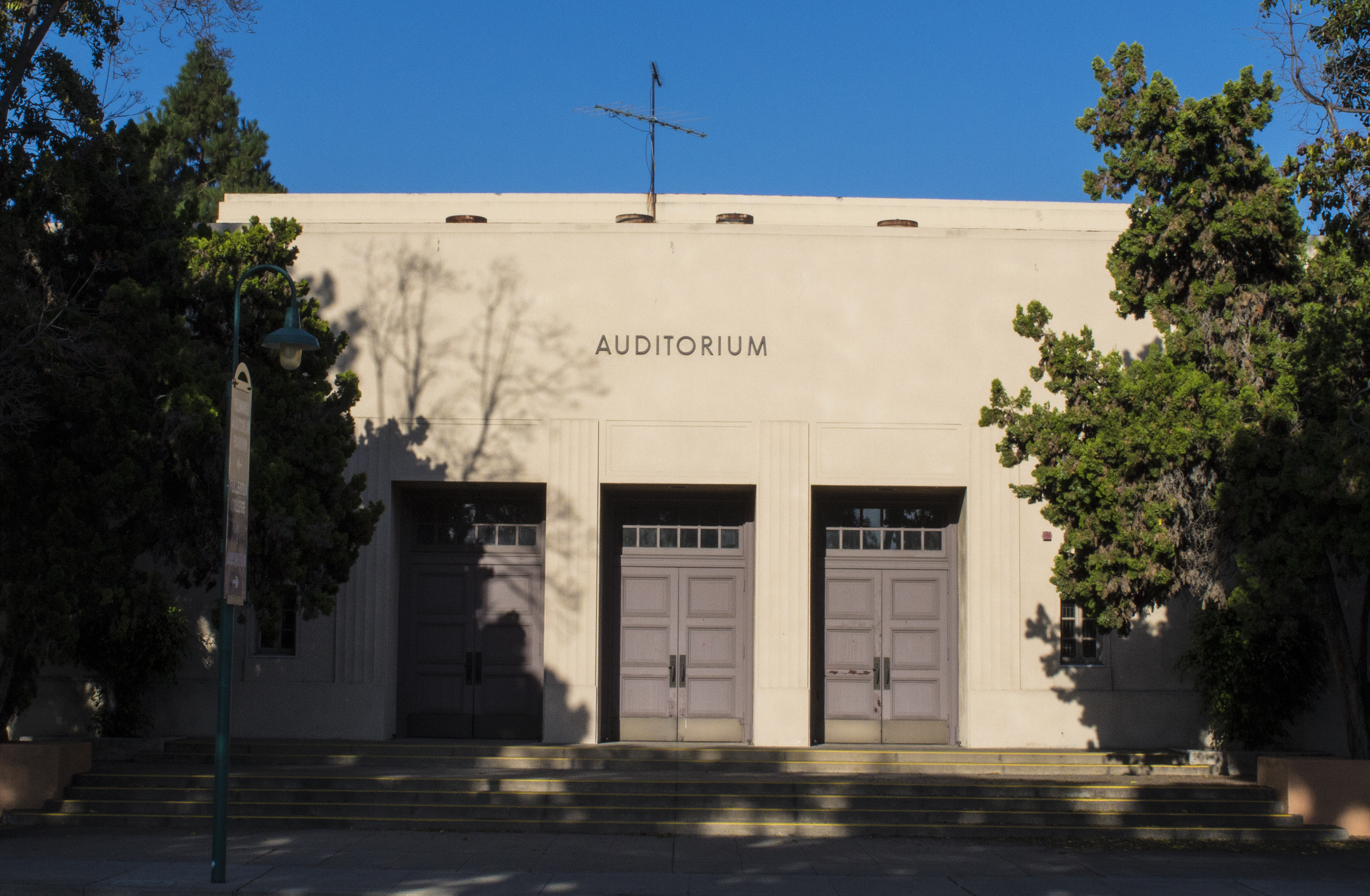 A colored photo of the current view of Wilshire Auditorium, taken in 2017.