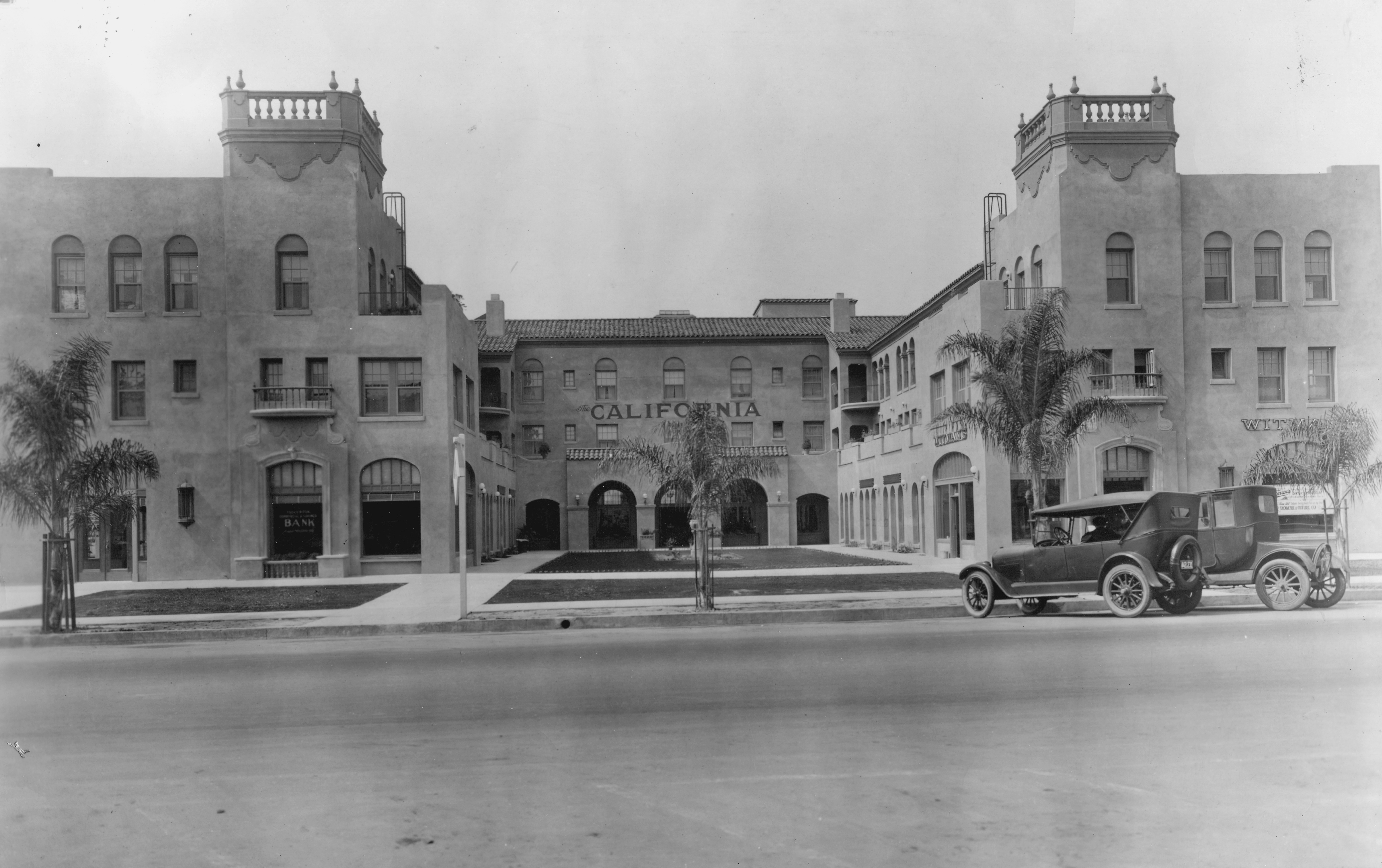 A black and white photograph of the California Hotel&#039;s exterior in 1923.