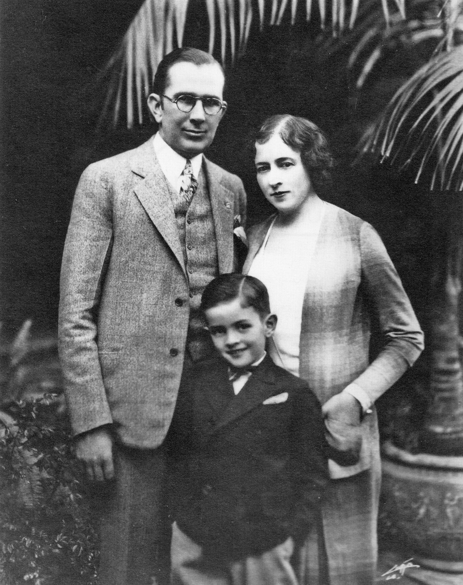 A black and white portraight of the Muckenthaler family. Walter (left), Adella (right), and Harold (middle).