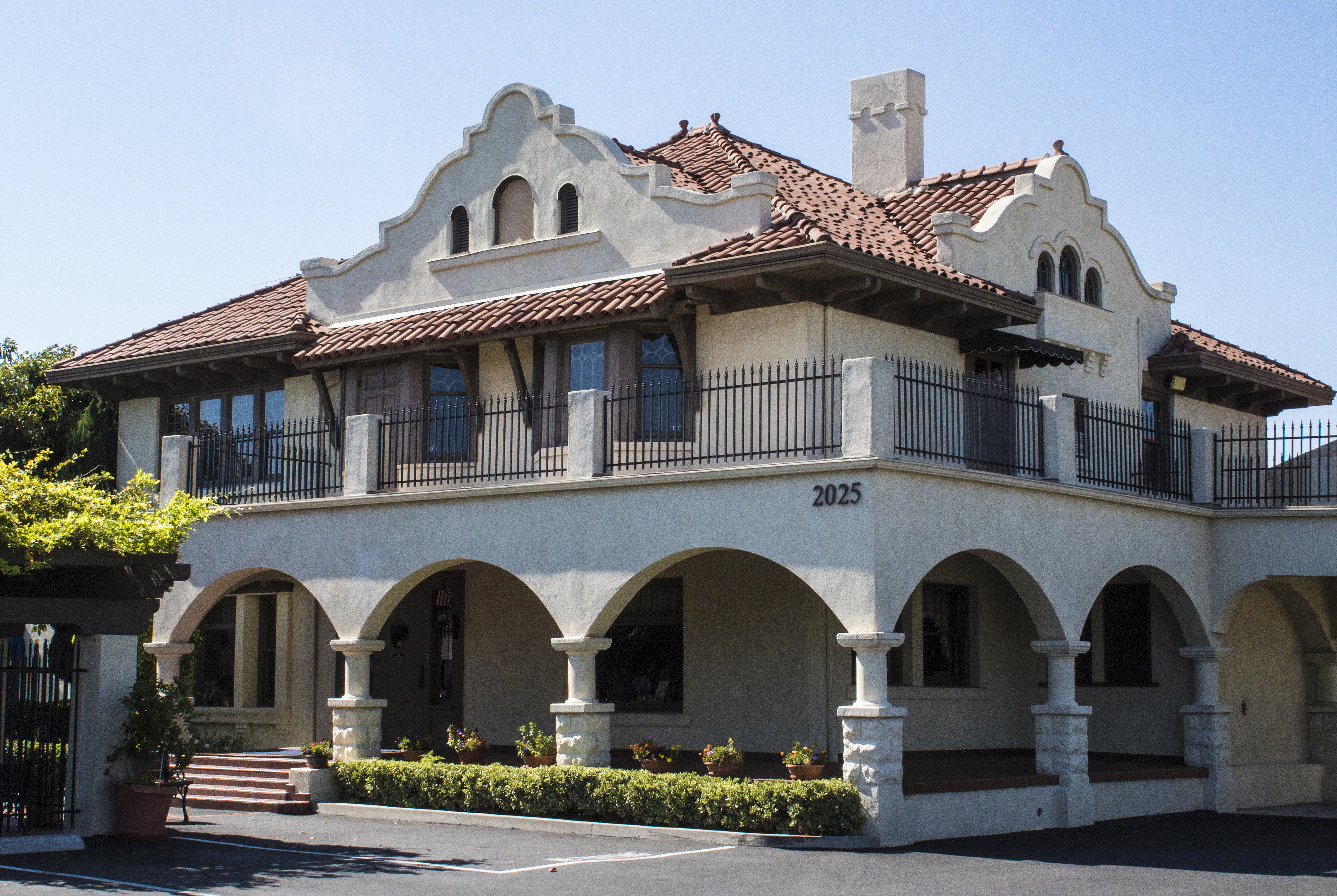 A colored photo of the William Hale House in 2017.