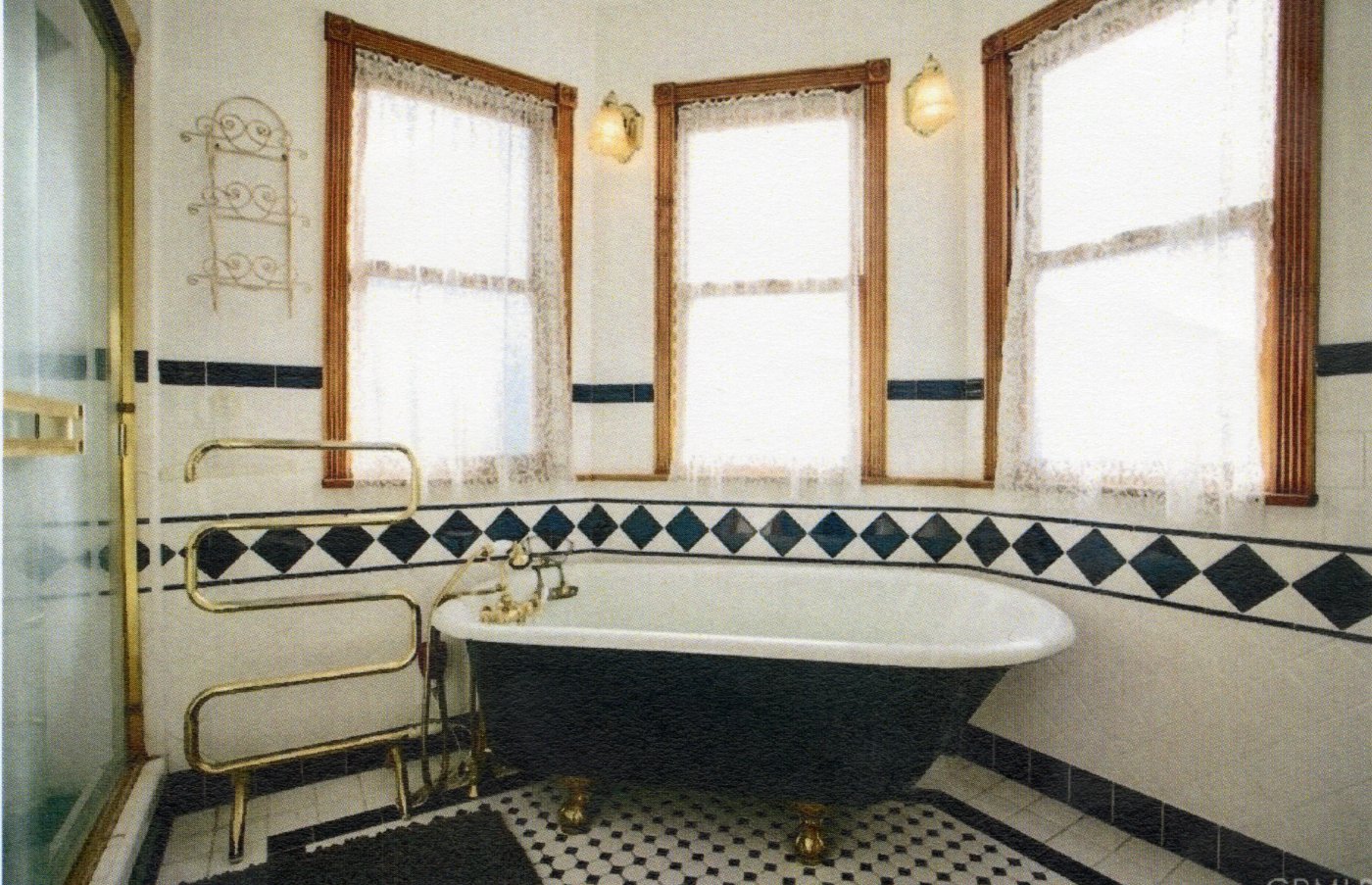 A colored photo of the interior bathroom of the Charles Ruddock House in 2017.