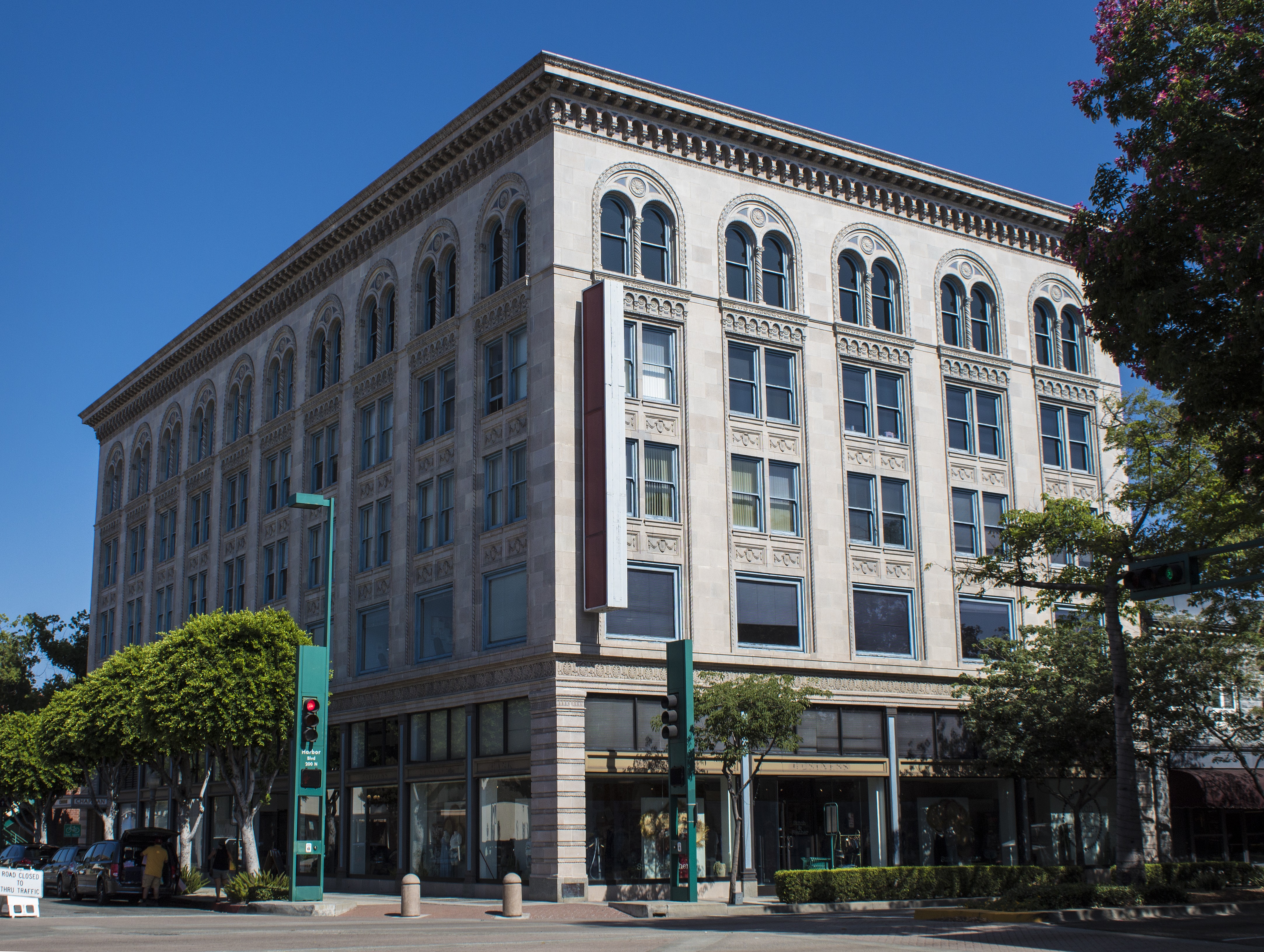 A colored photo of the Chapman Building in 2017.