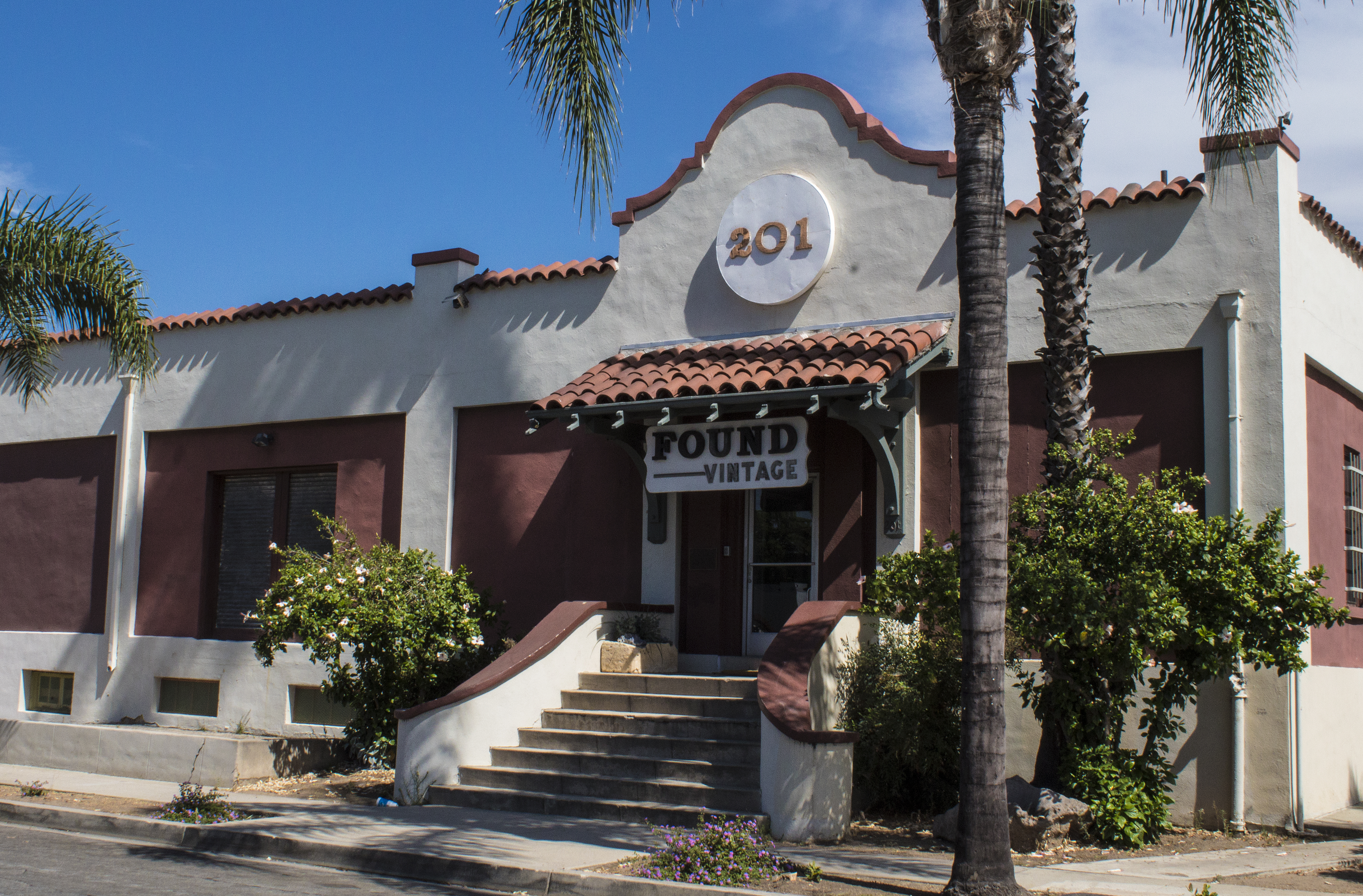 A colored photo of the Elephant Packing House in 2017.