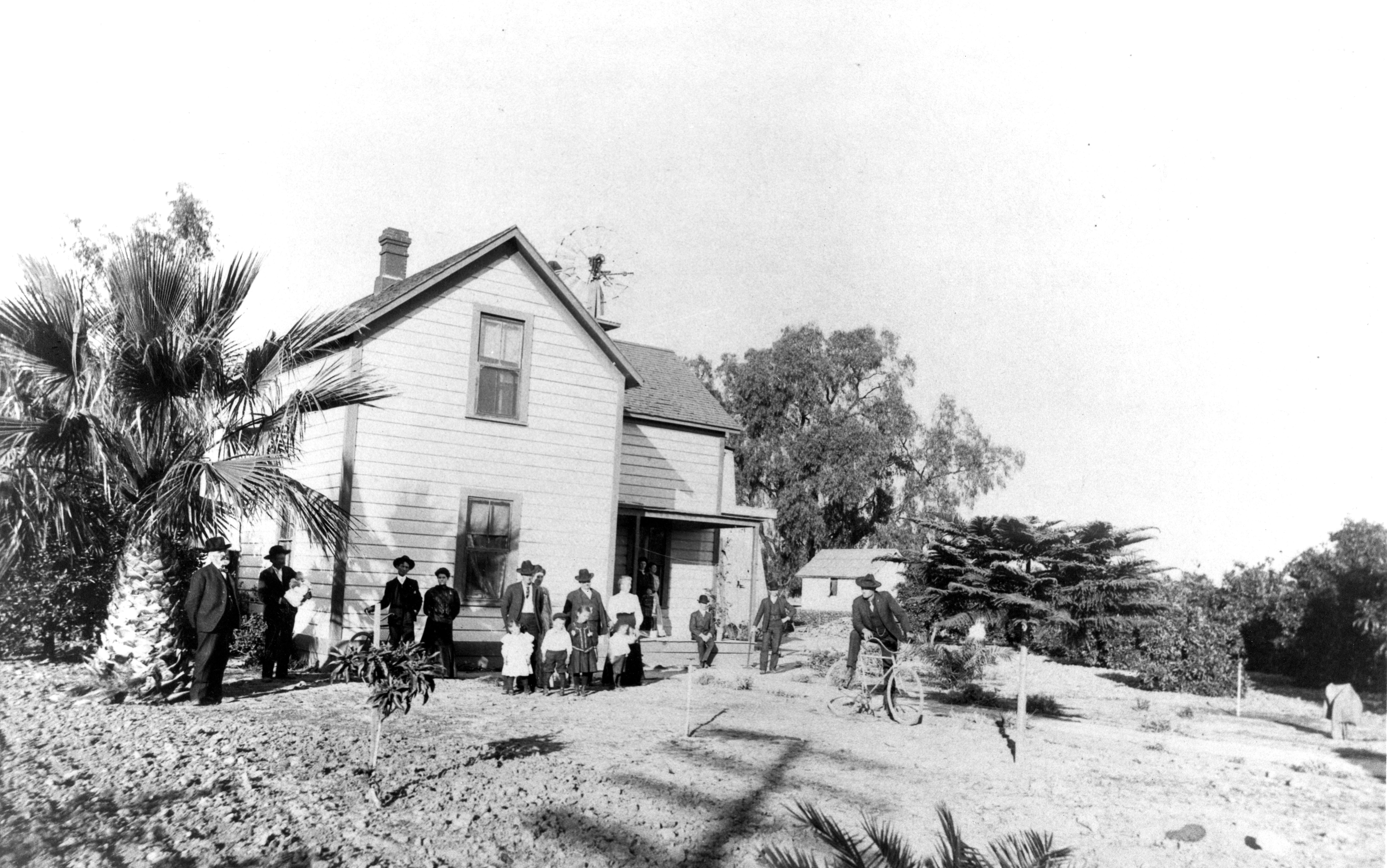 A black and white photograph of the exterior of the John Kerr House with the Kerr family in 1898.