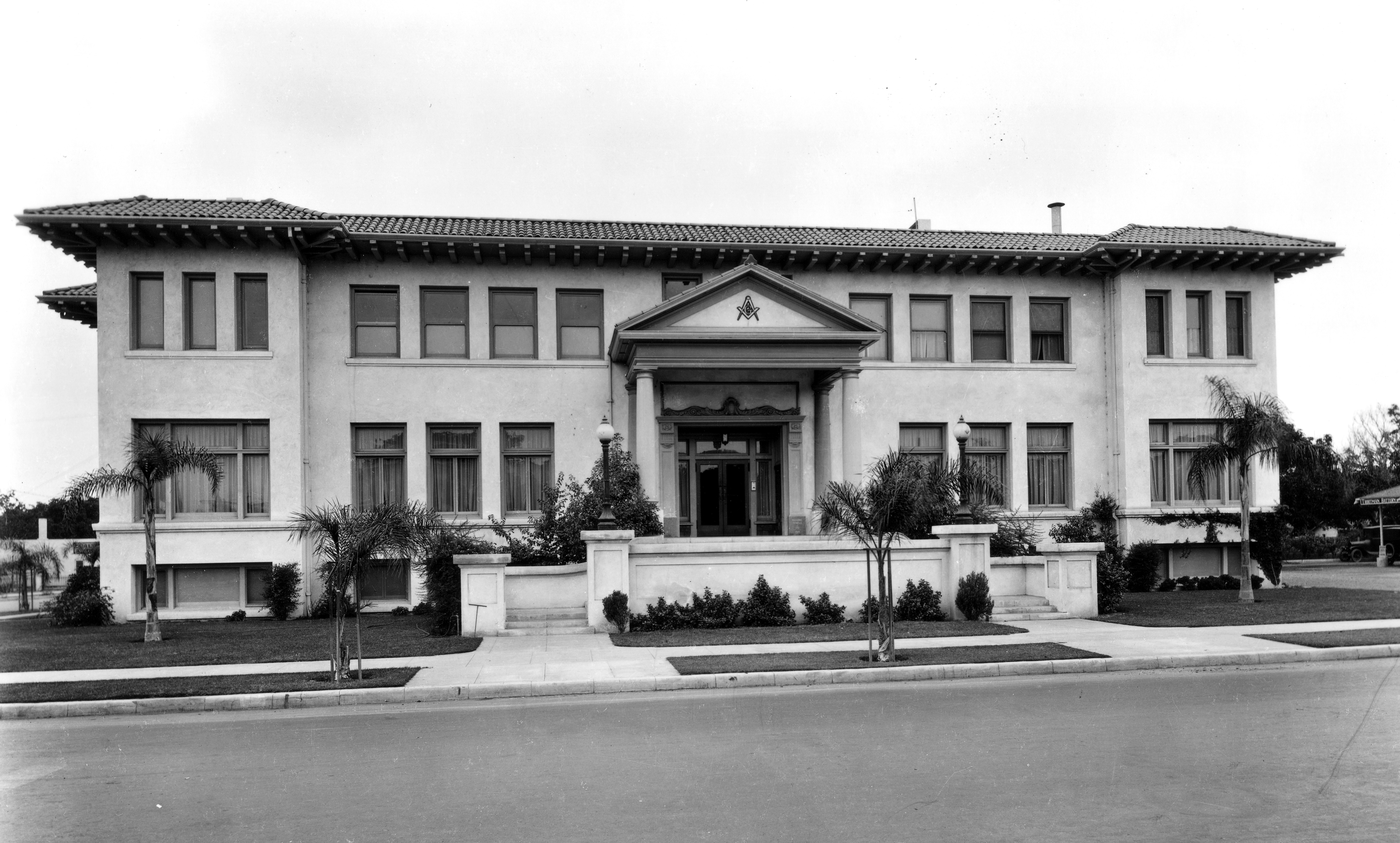 A black and white photograph of the exterior of the second Masonic Temple in 1927.