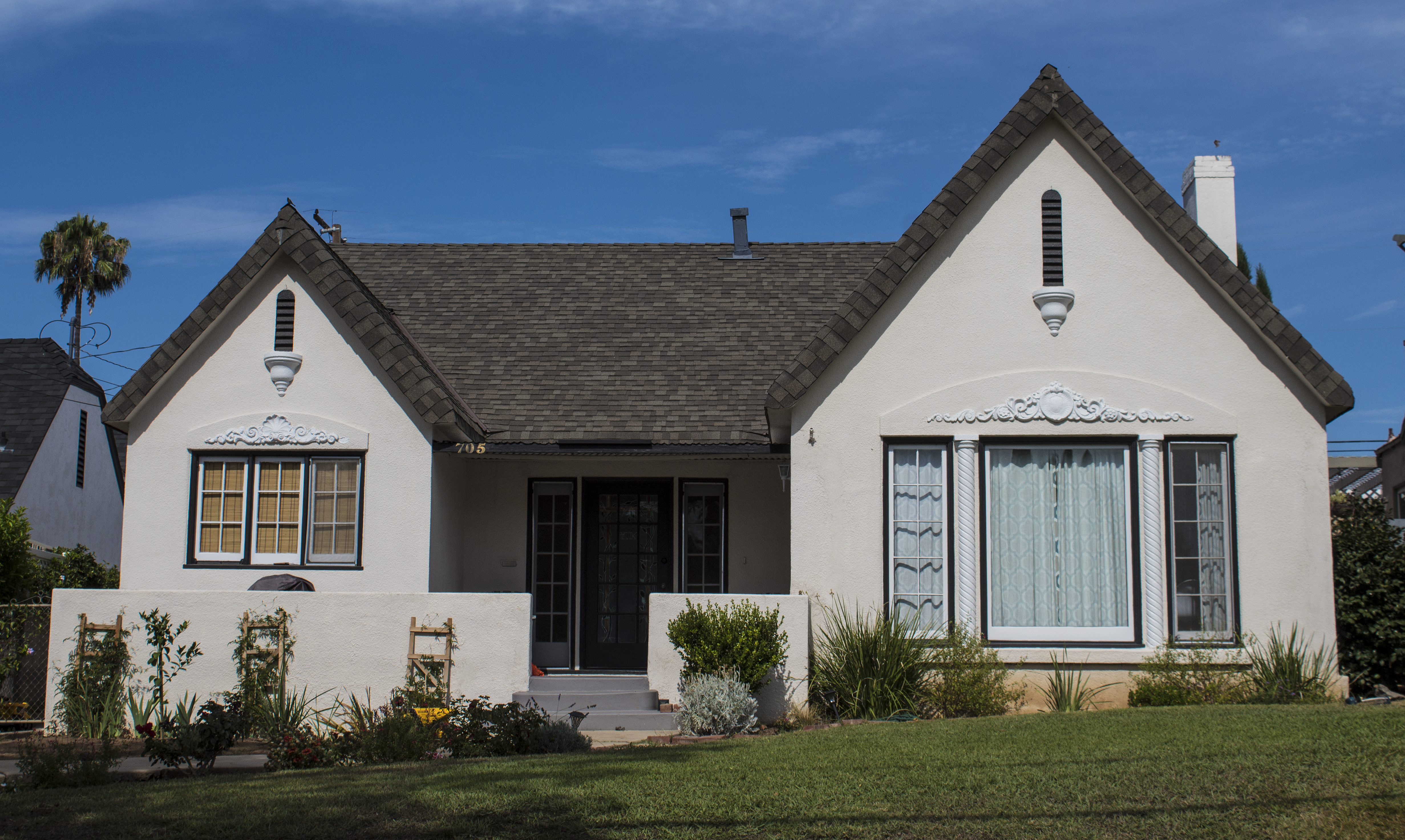 A colored photo of the Clinton Abbott House in 2017.