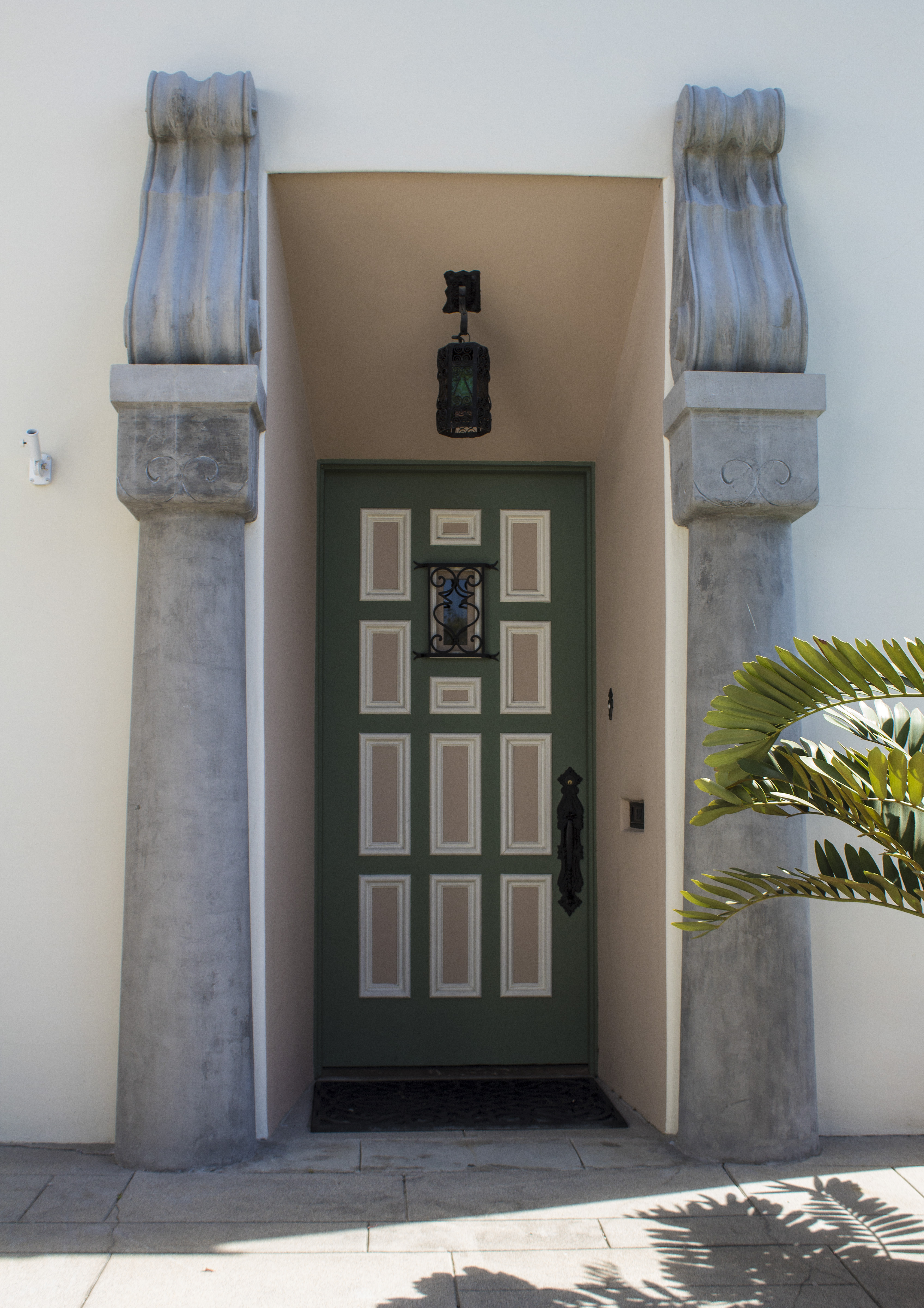 A colored photo of the front door detail for the Hugh Edgar Johnson House in 2020.