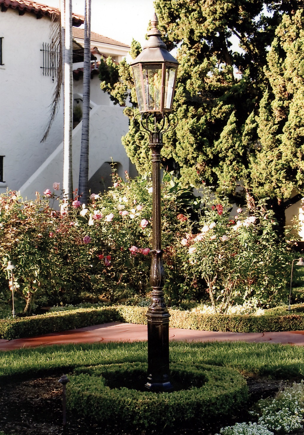 A colored photo of the gas street light next to the Dewella Apartments in 2008.