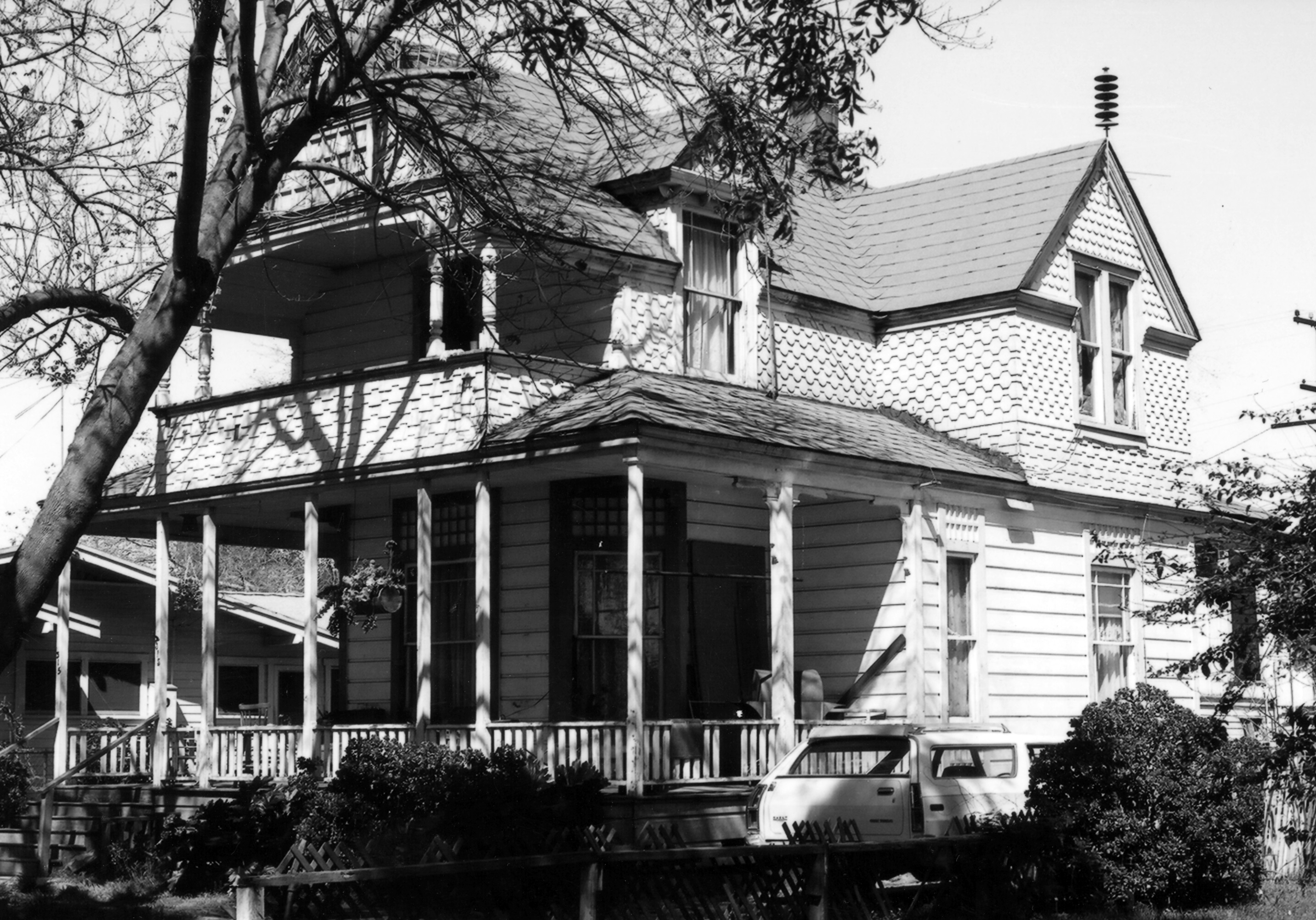A black and white photograph of the Wilshire Brothers/Cusick House for the Historical Building Survey in 1978.
