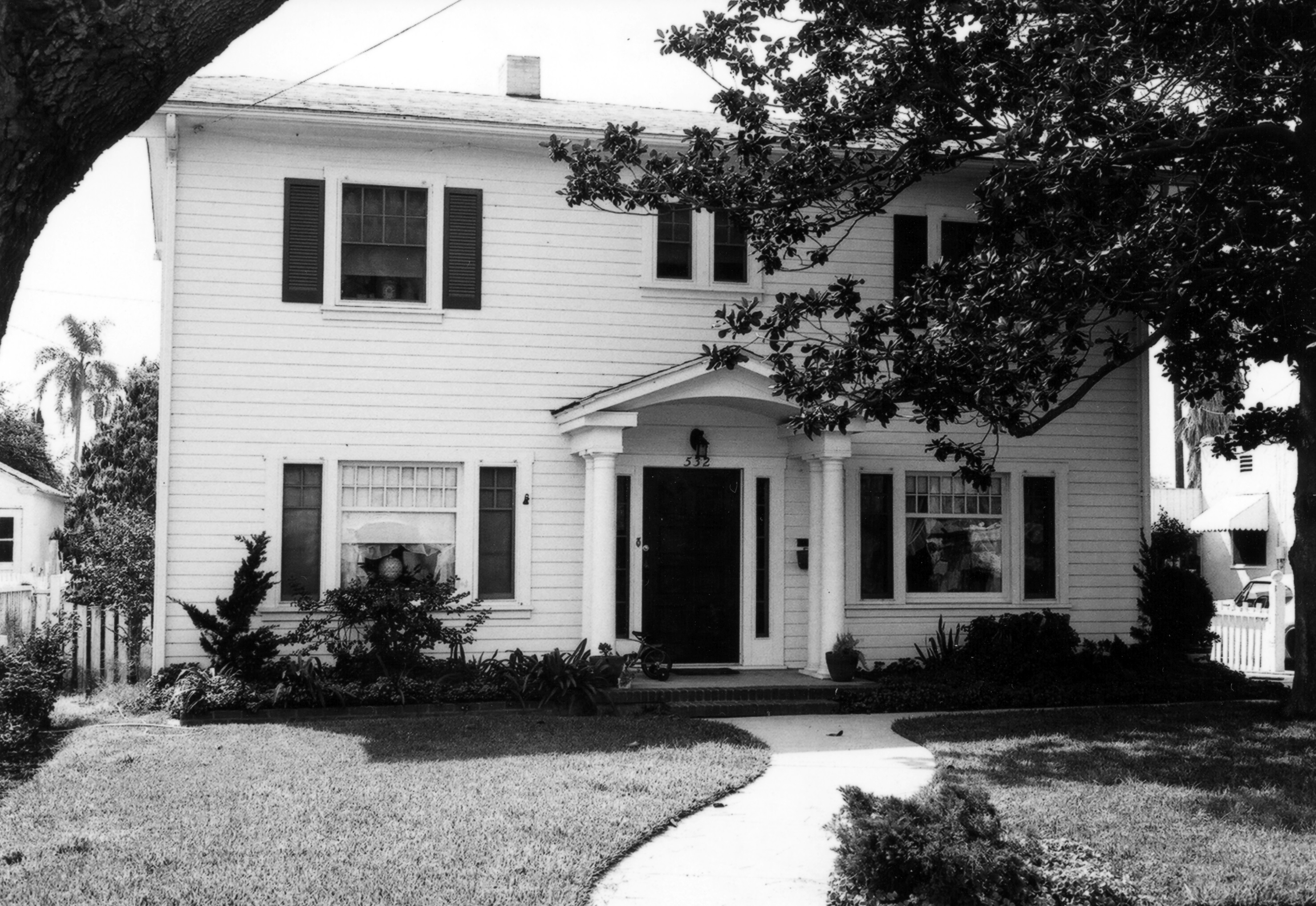 A black and white photograph of the Joseph Mennes House for the Historical Building Survey in 1978.