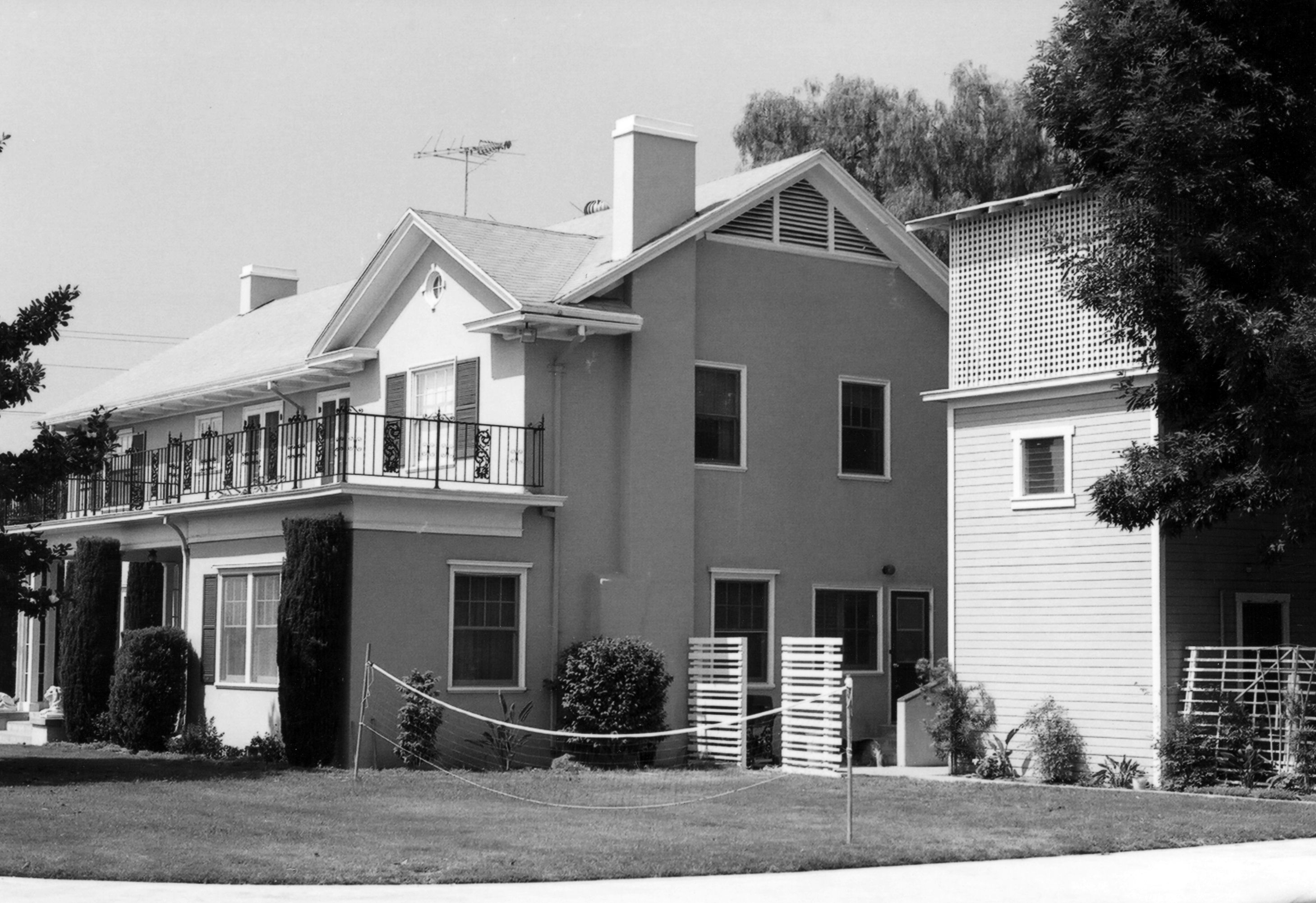 A black and white photograph of the Lilburn Gardiner House &amp; Pump House for the Historical Building Survey in 1978.