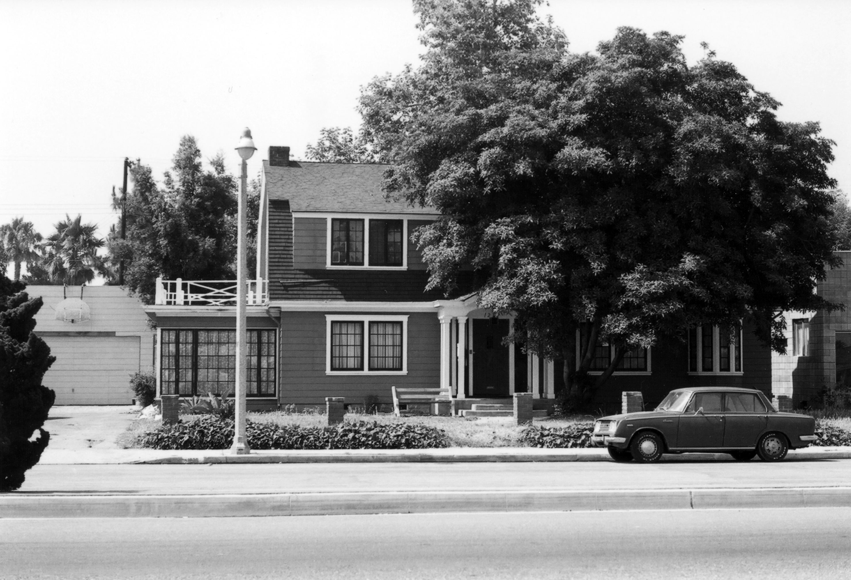 A black and white photograph of the Max Royer House for the Historical Building Survey in 1978.