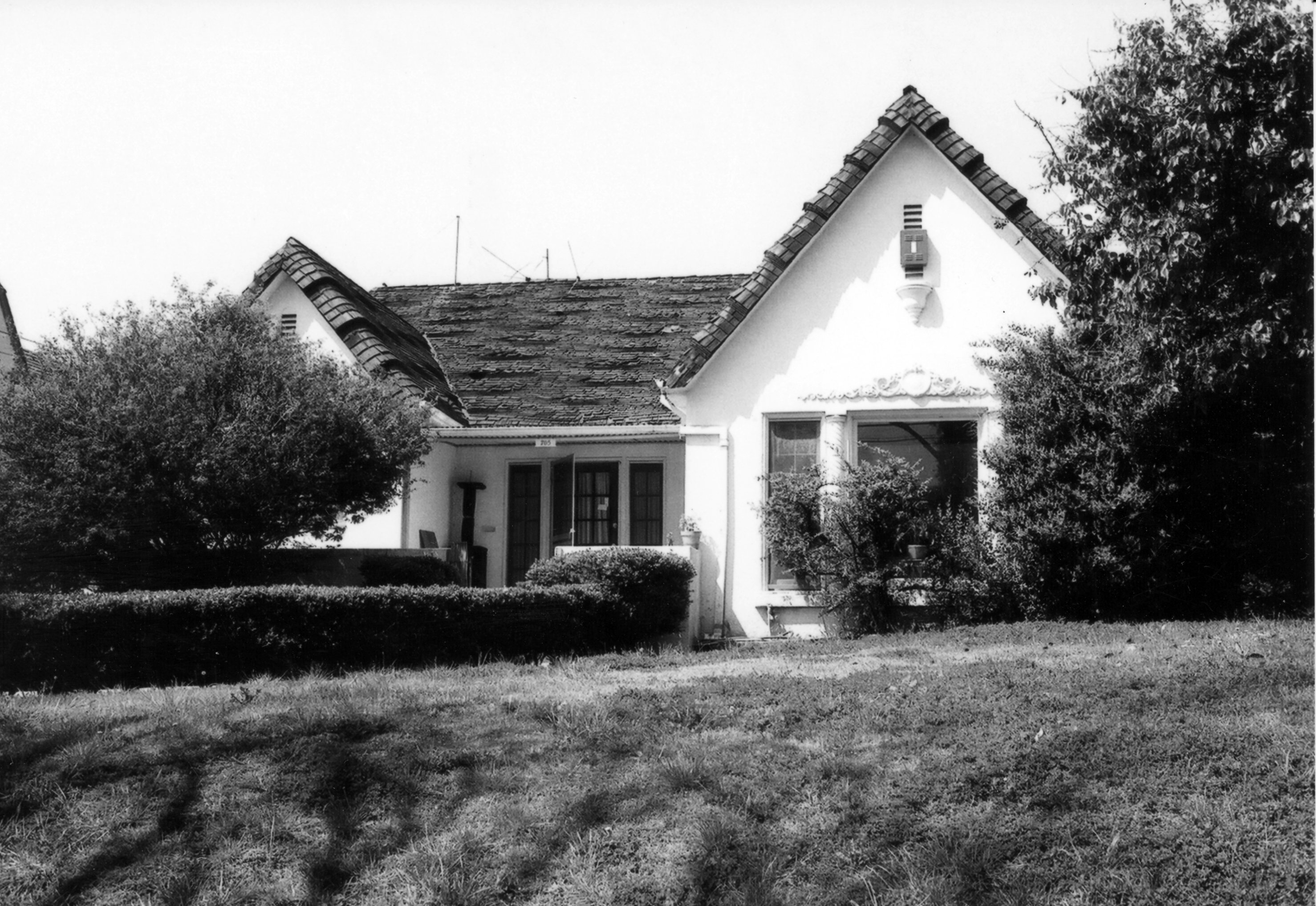 A black and white photograph of the Clinton Abbott House for the Historical Building Survey in 1978.