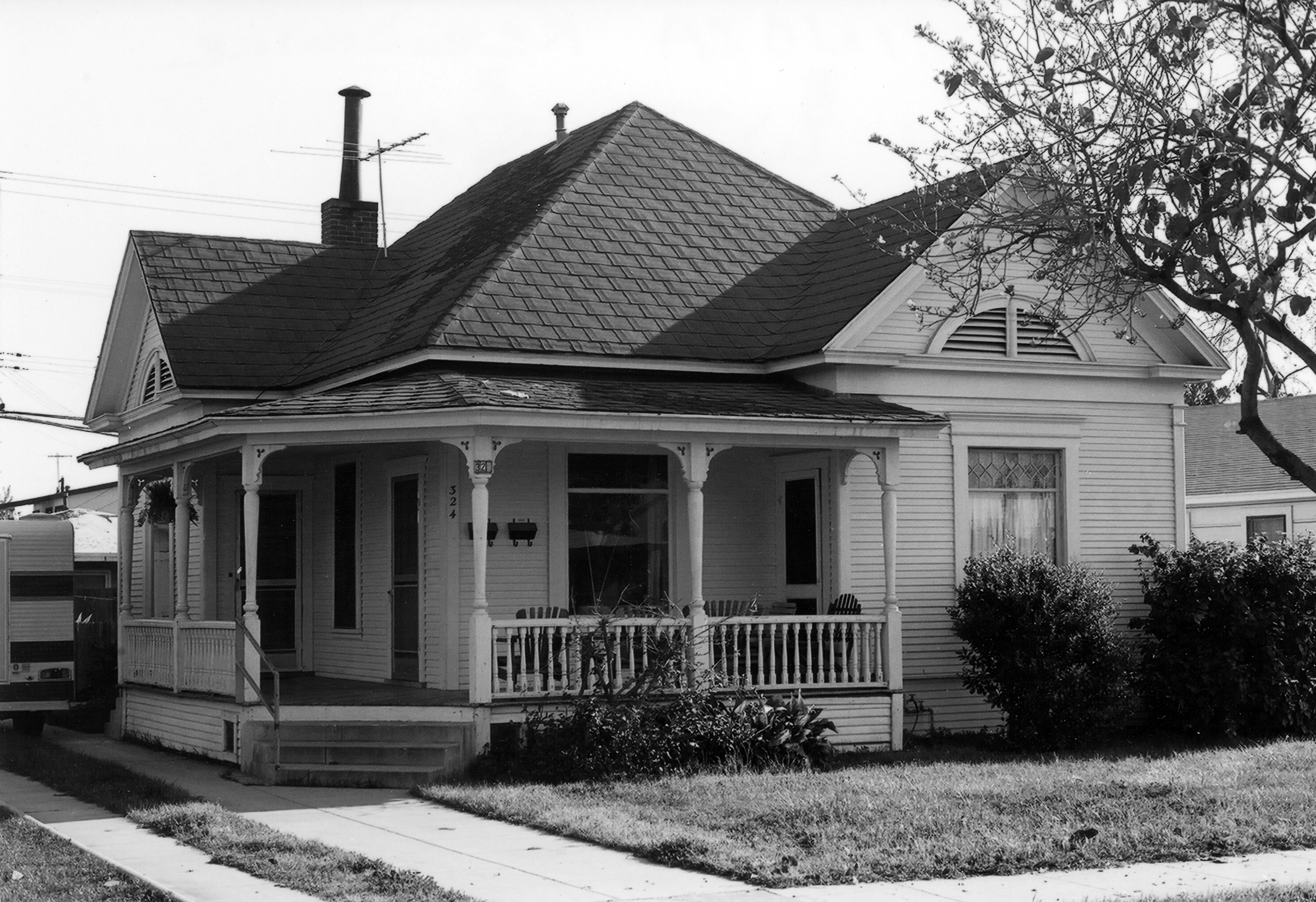A black and white photograph of the George Annin House for the Historical Building Survey in 1978.