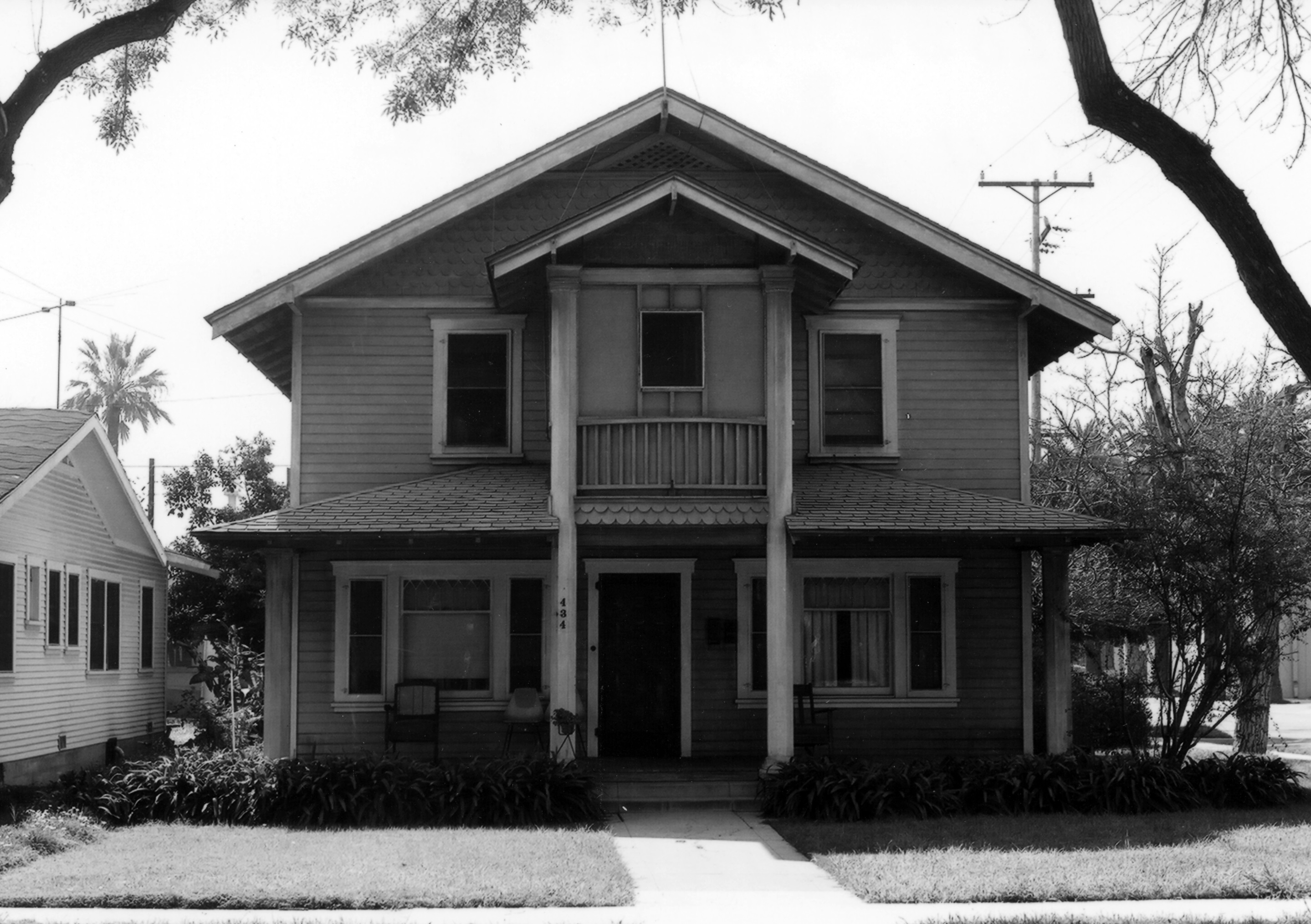 A black and white photograph of the Thomas Robertson House for the Historical Building Survey in 1978.
