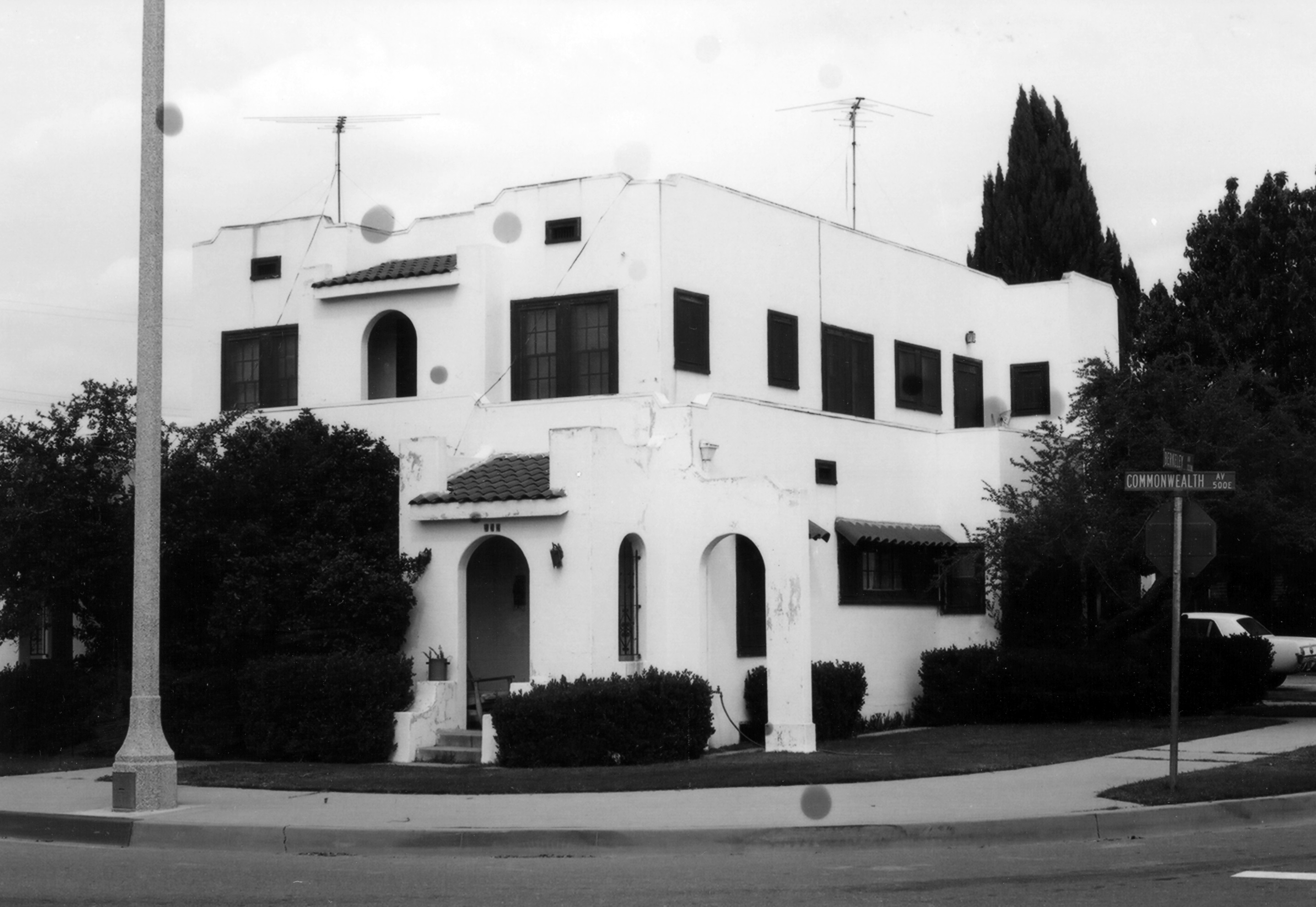 A black and white photograph of the Jesse Ellis Apartments for the Historical Building Survey in 1978.