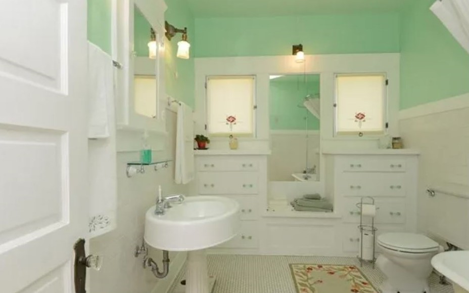 A colored photo of the interior bathroom of the John Phillips House in 2016.