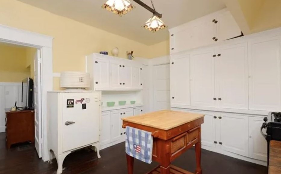 A colored photo of the interior kitchen of the John Phillips House in 2016.
