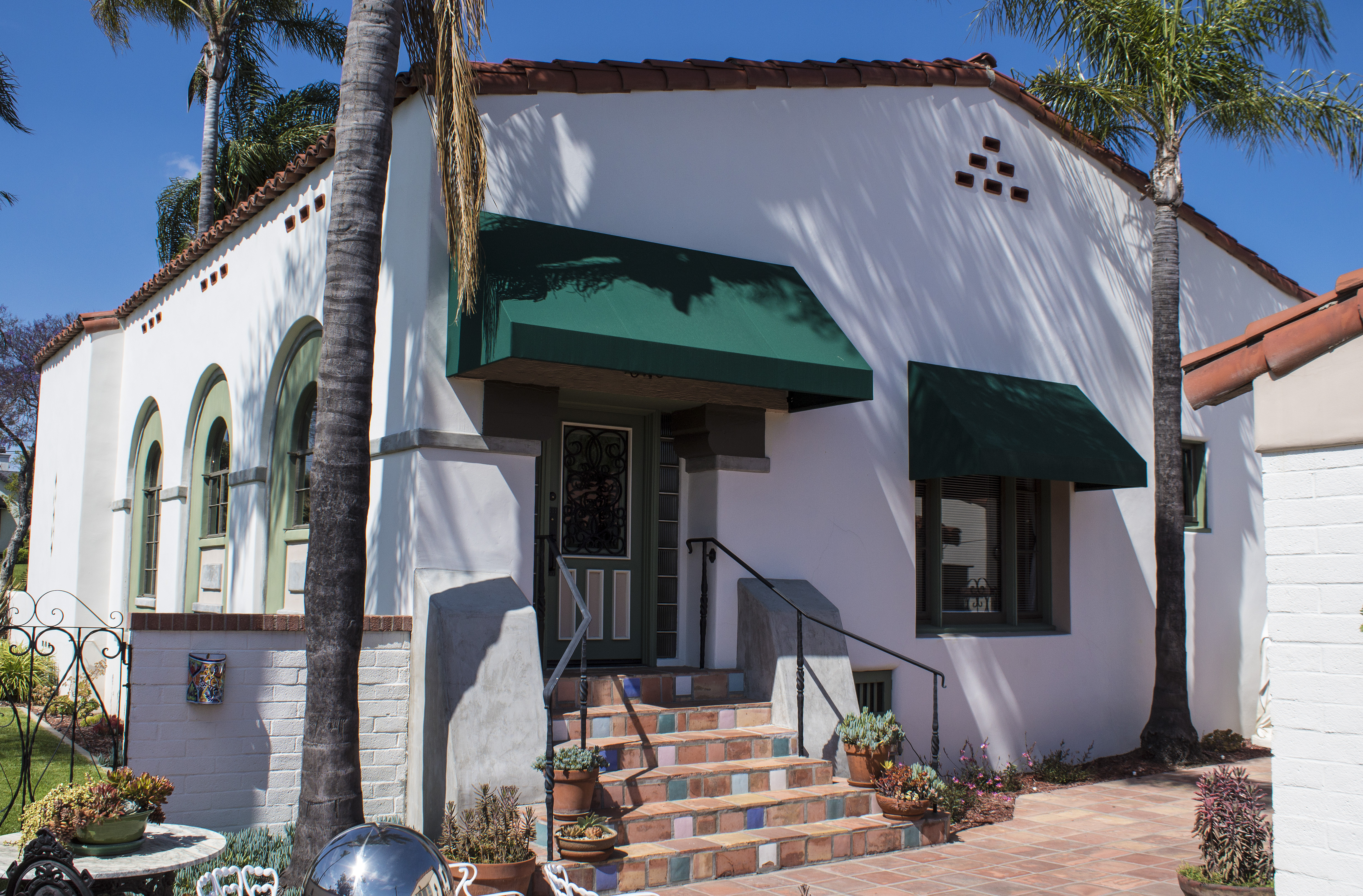 A colored photo of the south side exterior of the Hugh Edgar Johnson House in 2020.