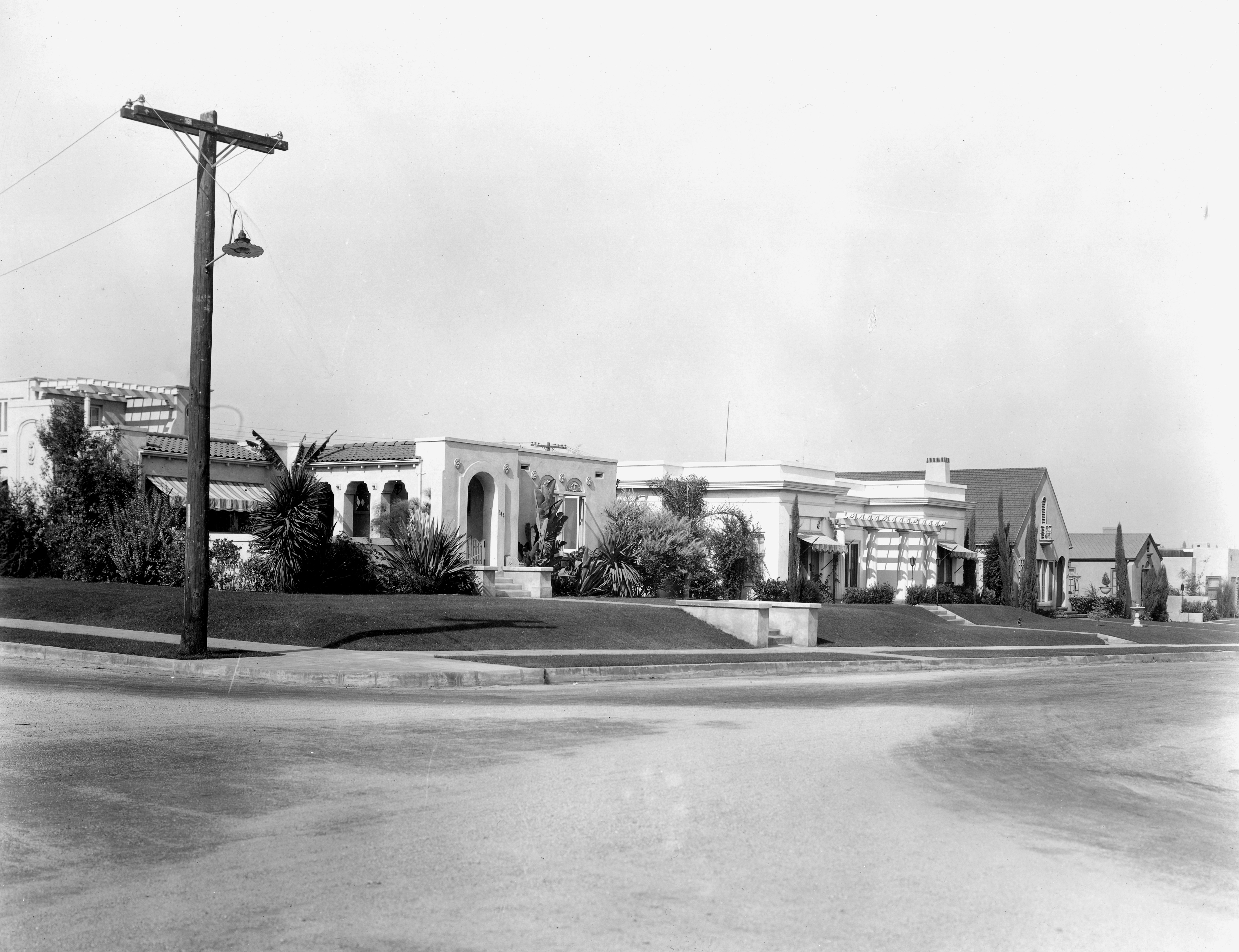 A black and white photograph of the street scene for the Arthur Kelley House in 1927.