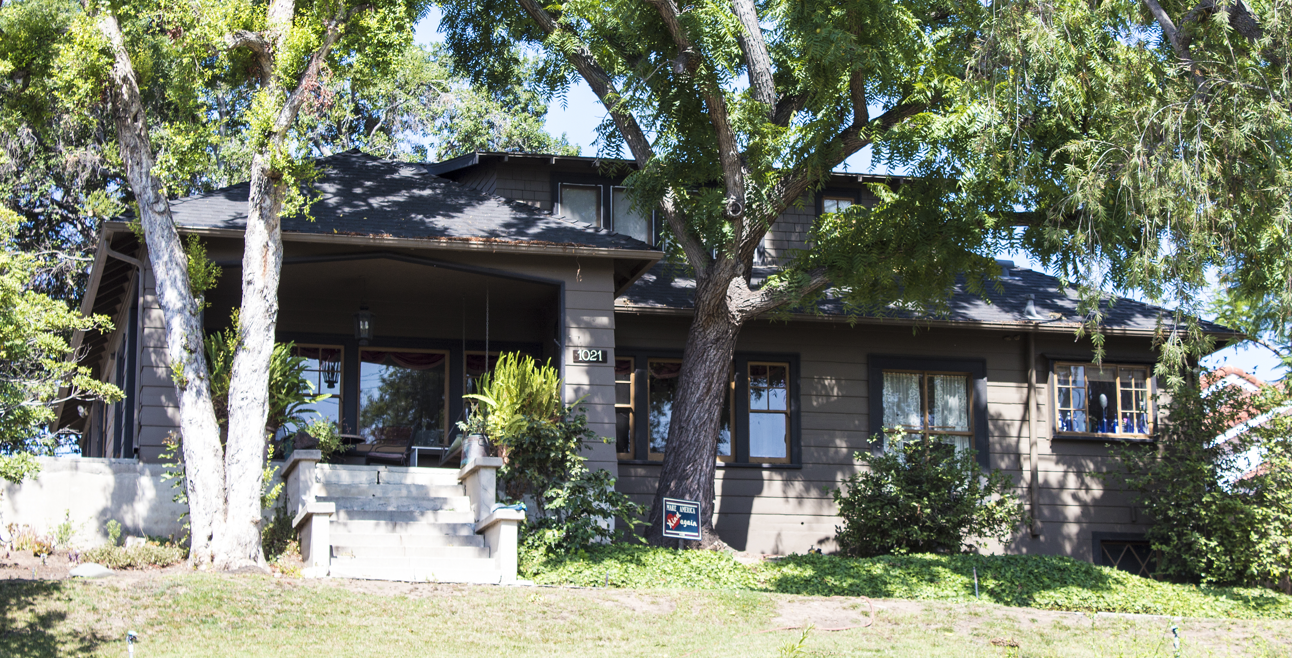 A colored photo of the H. Harwood Tracy House in 2017.
