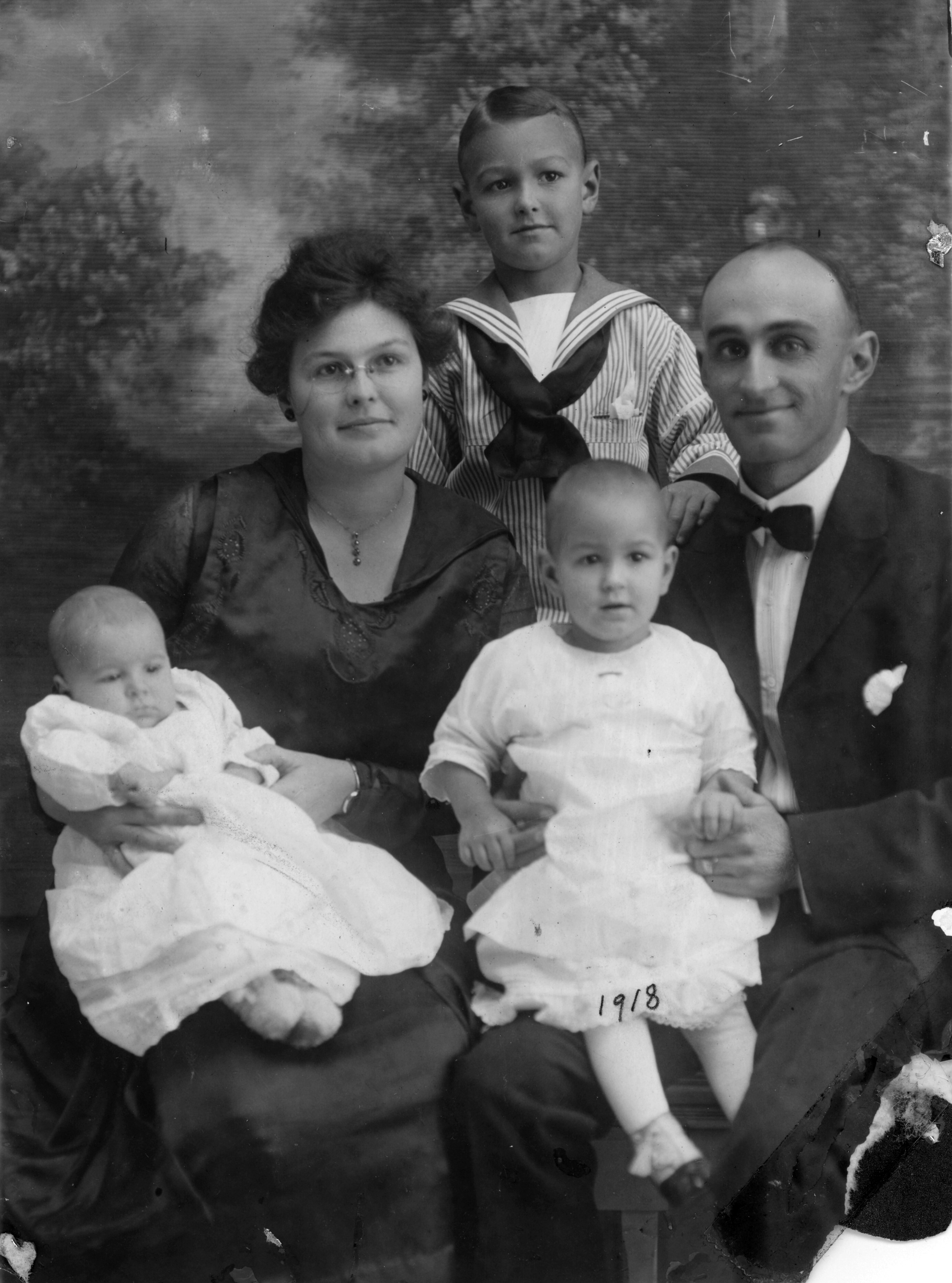 A black and white portrait photograph of the Harry Maxwell family in 1918.