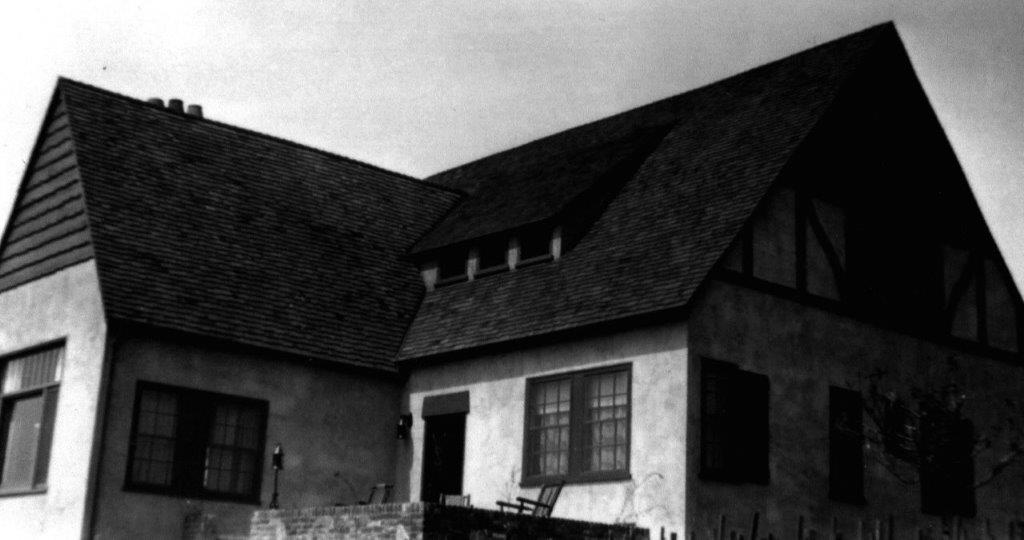 A black and white photograph of the Arthur Thompson House under construction in 1928.