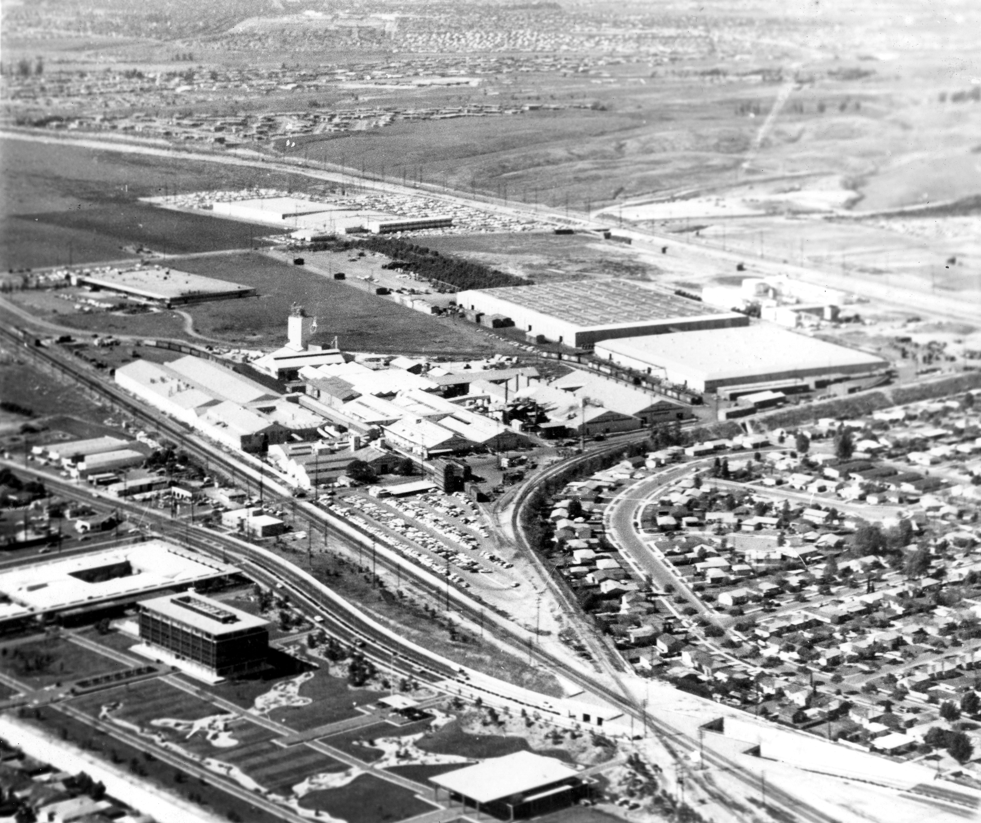 A black and white aerial view photograph of the Hunt Library and Headquarters in 1967.