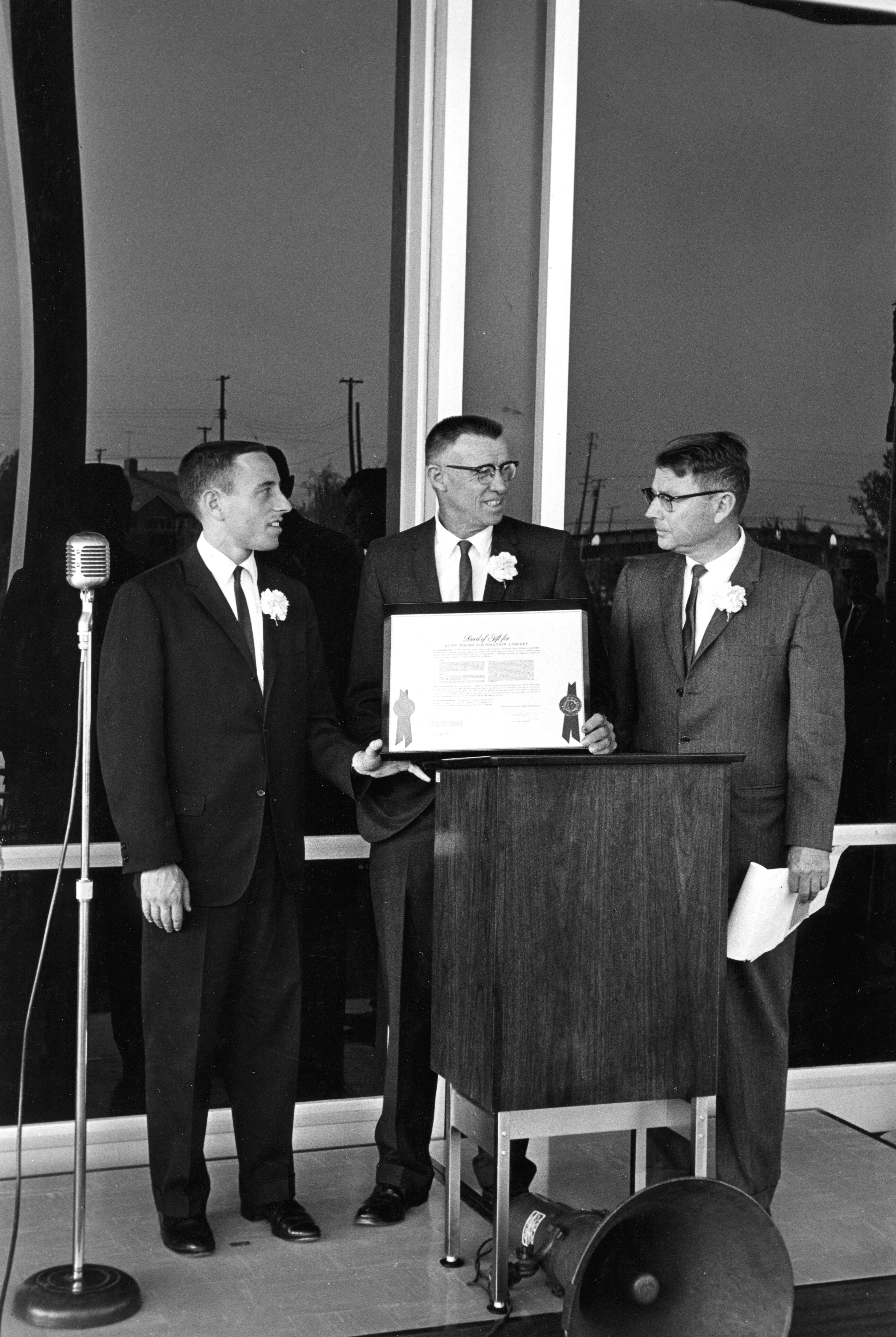 A black and white photograph of the receival of the Deed of Gift at Hunt Library in 1962.