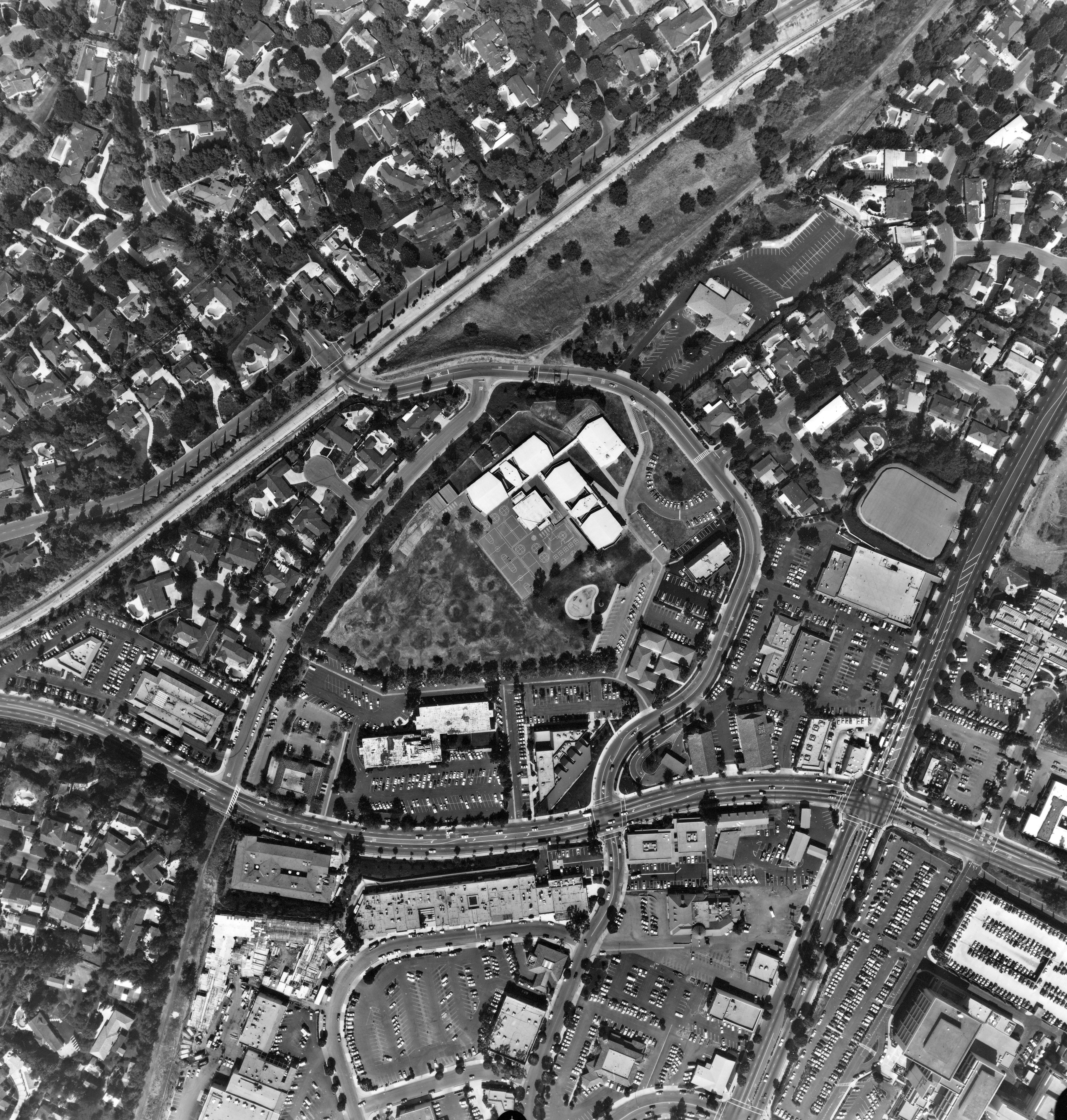 A digital scan of an aerial view of Bastanchury and Habor (version A) in 1986.