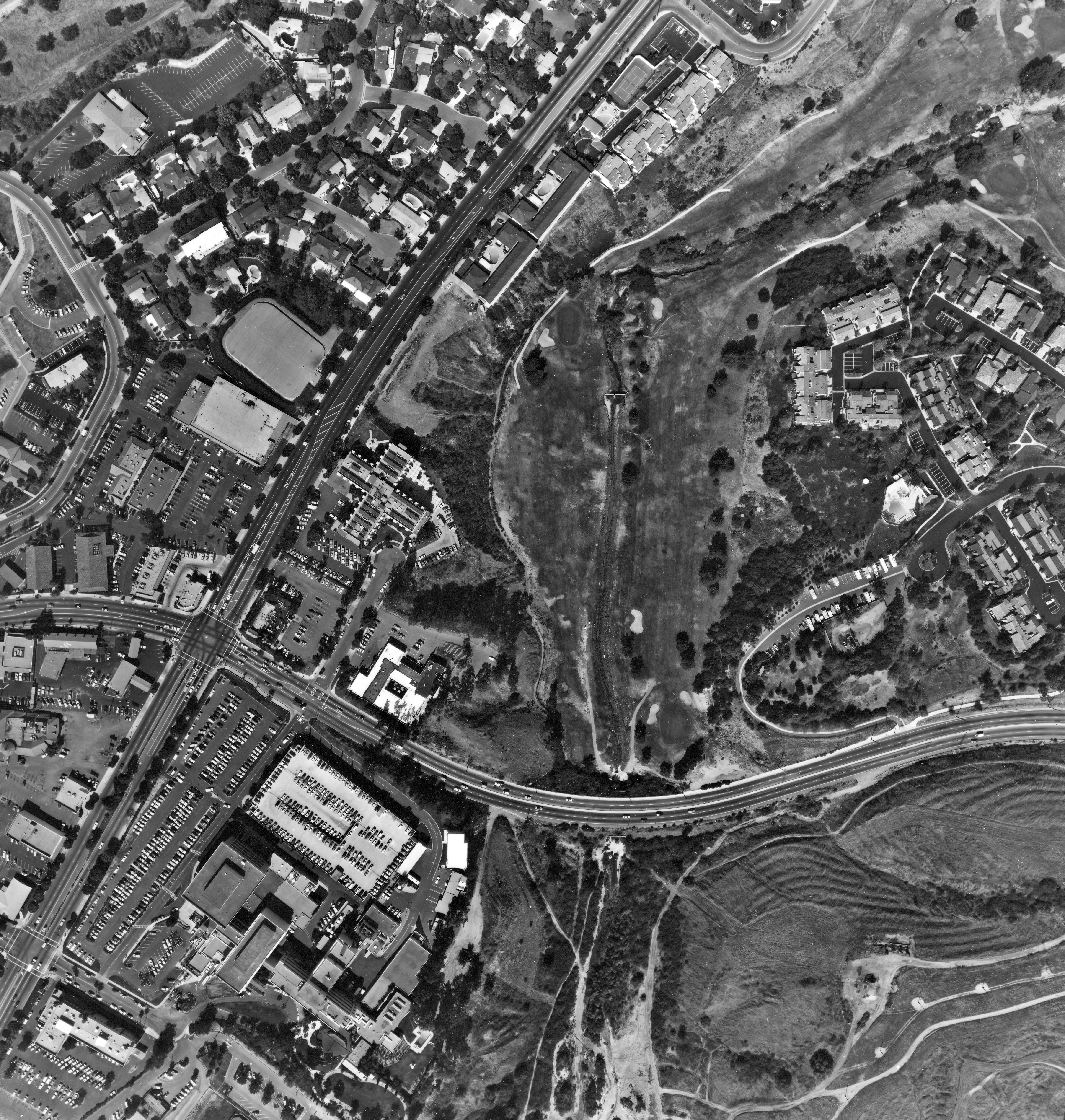A digital scan of an aerial view of Bastanchury and Habor (version B) in 1986.
