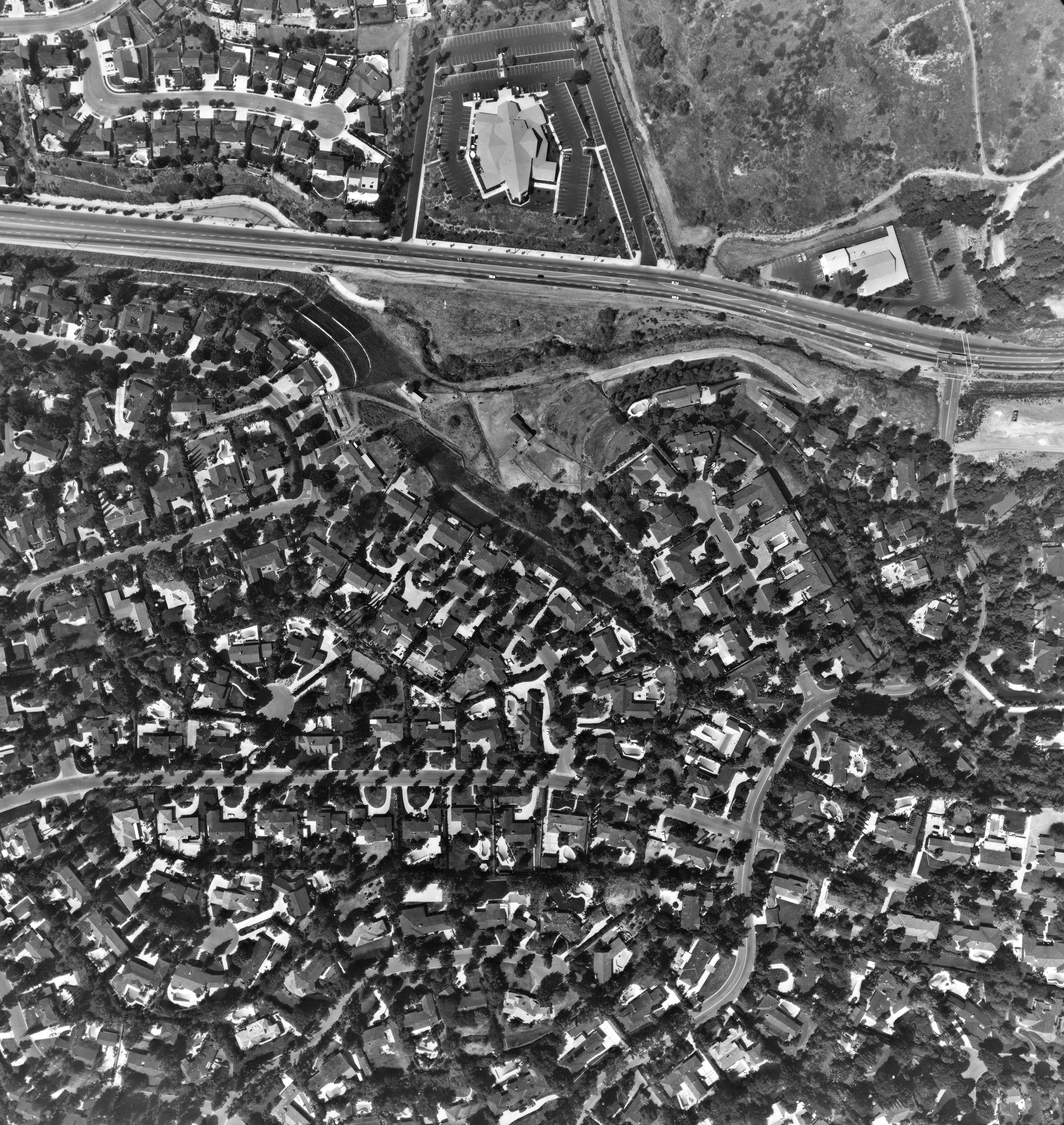 A digital scan of an aerial view of Euclid and West Coyote Hills (version B) in 1986.