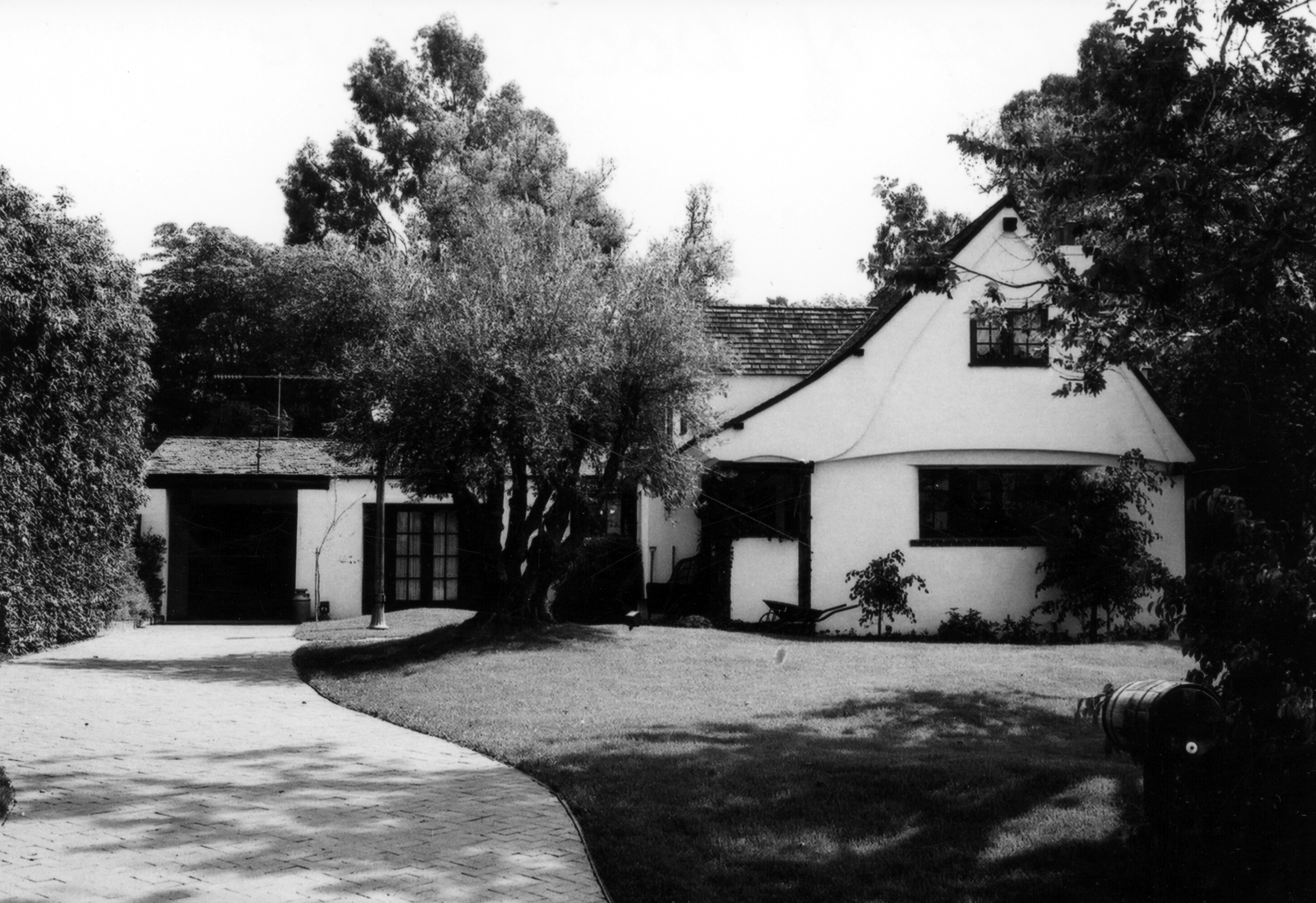 A black and white photograph of the Raymond Starbuck House from the Historical Building Survey in 1978.