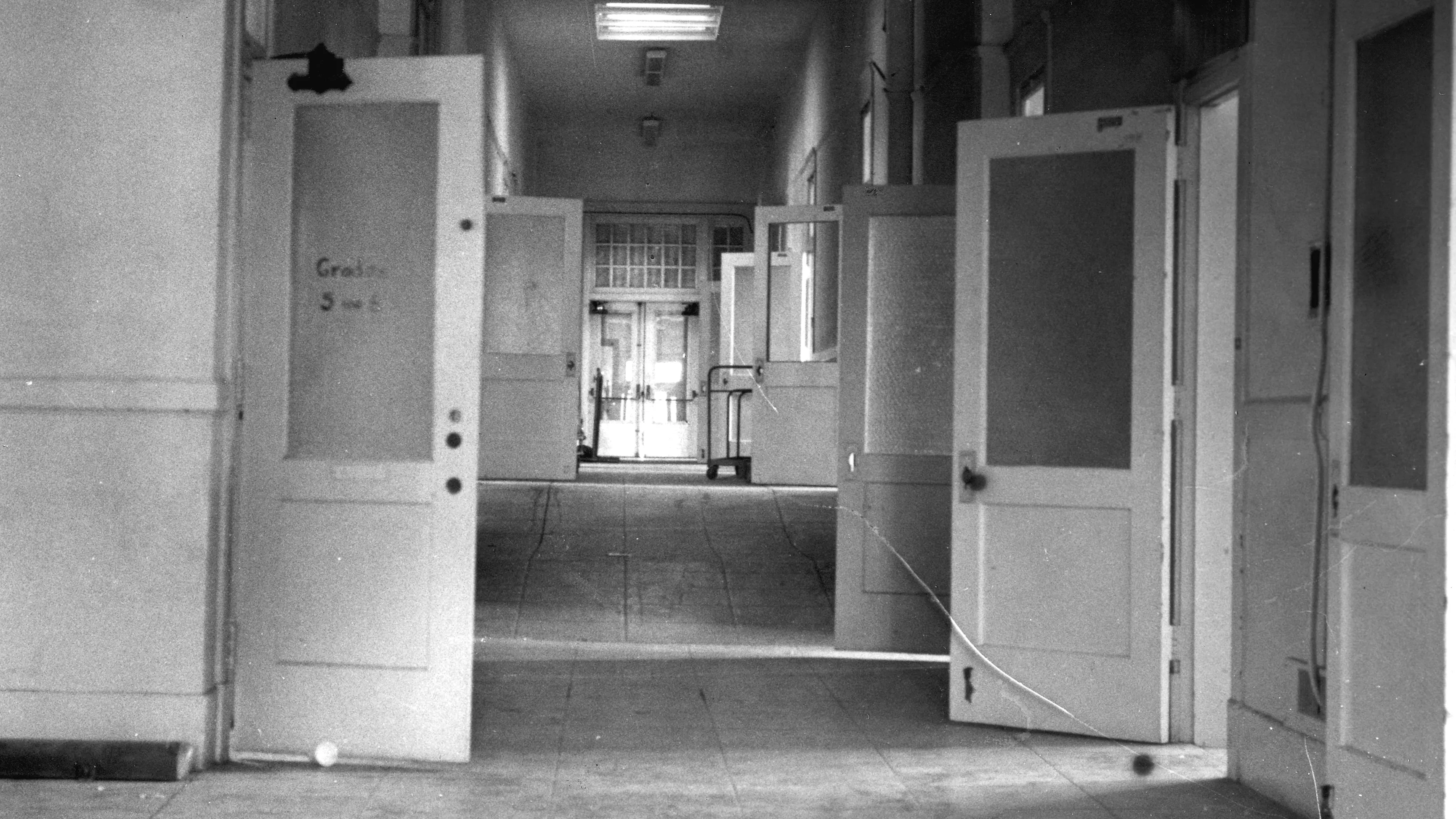 A black and white photograph of the abandoned school building of Ford Elementary School in 1980.