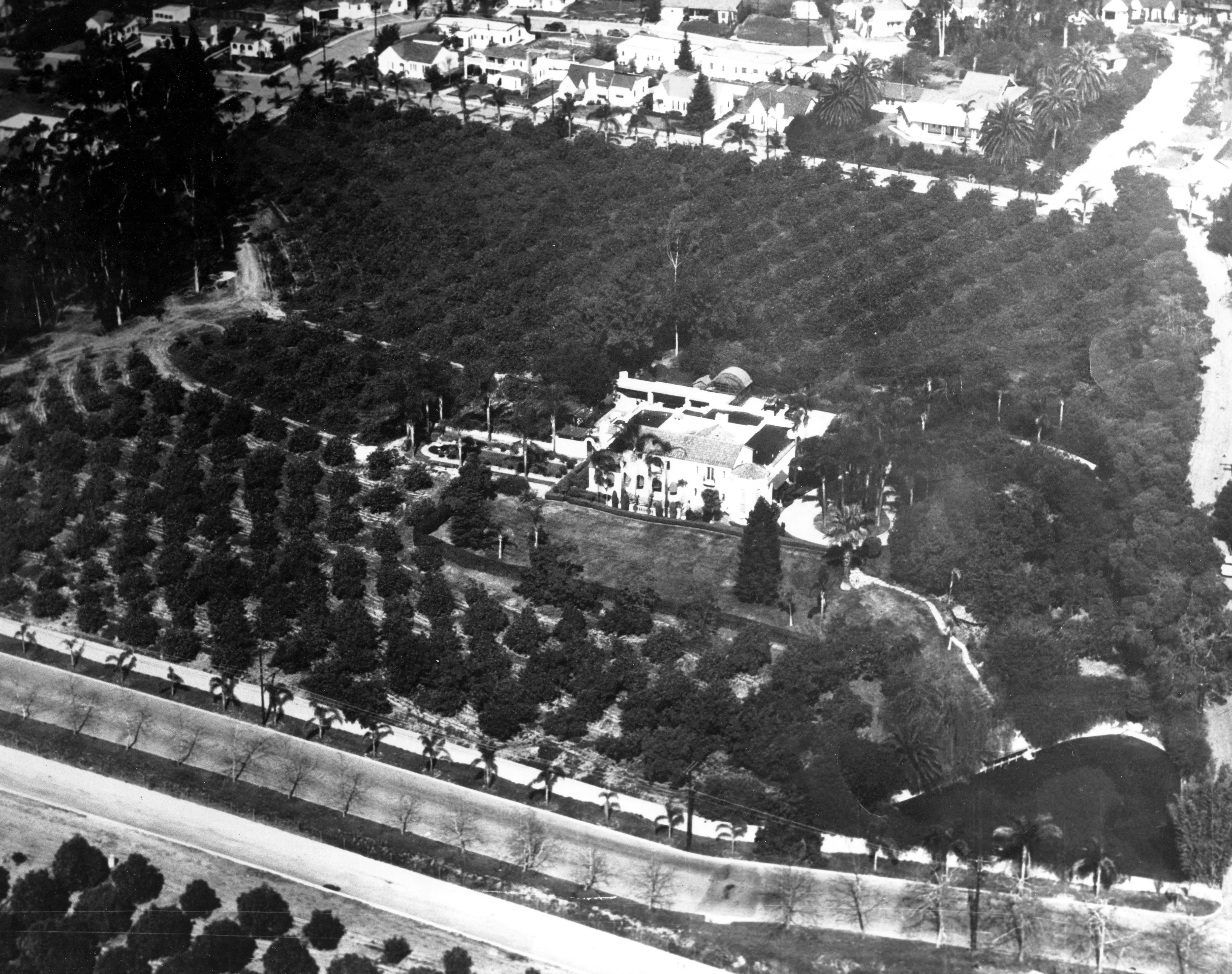 A black and white photograph of an aerial view of the Muckenthaler Estate, taken in 1931.