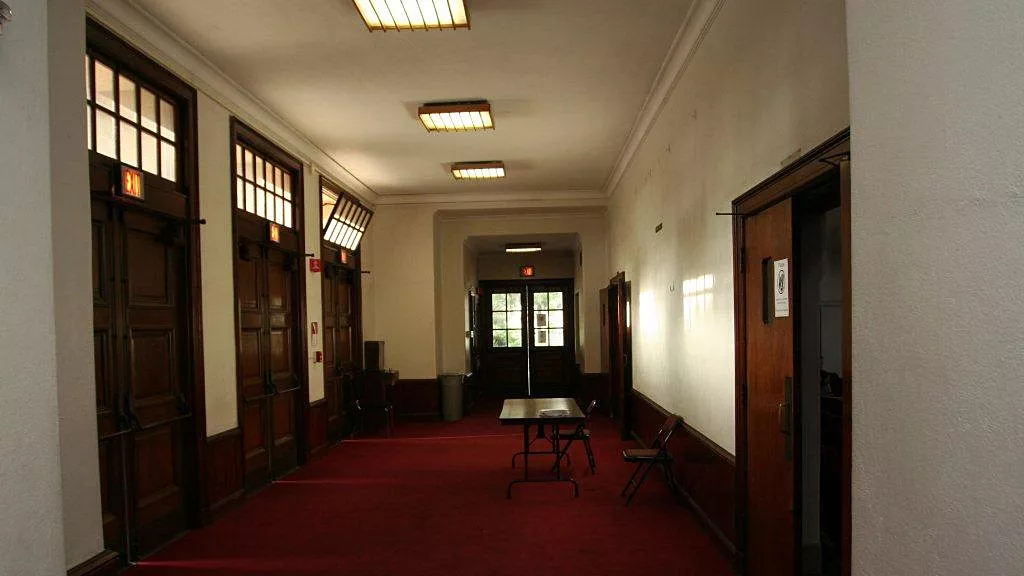 A colored photo of the lobby of the Wilshire Auditorium, taken in 2009.