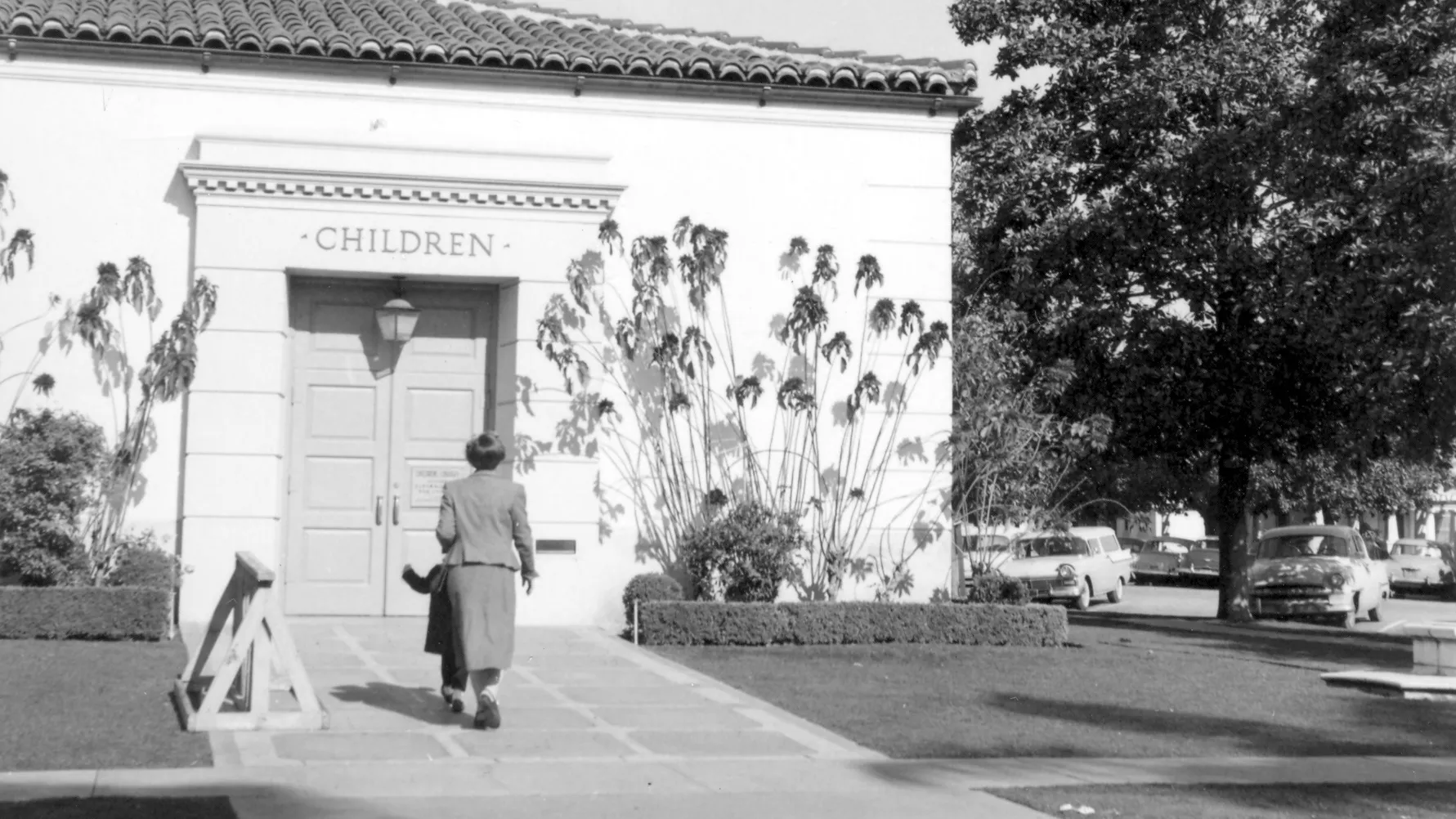 A black and white photograph of the Children&#039;s Entrance on the south side of the Fullerton Library building, taken in 1942.