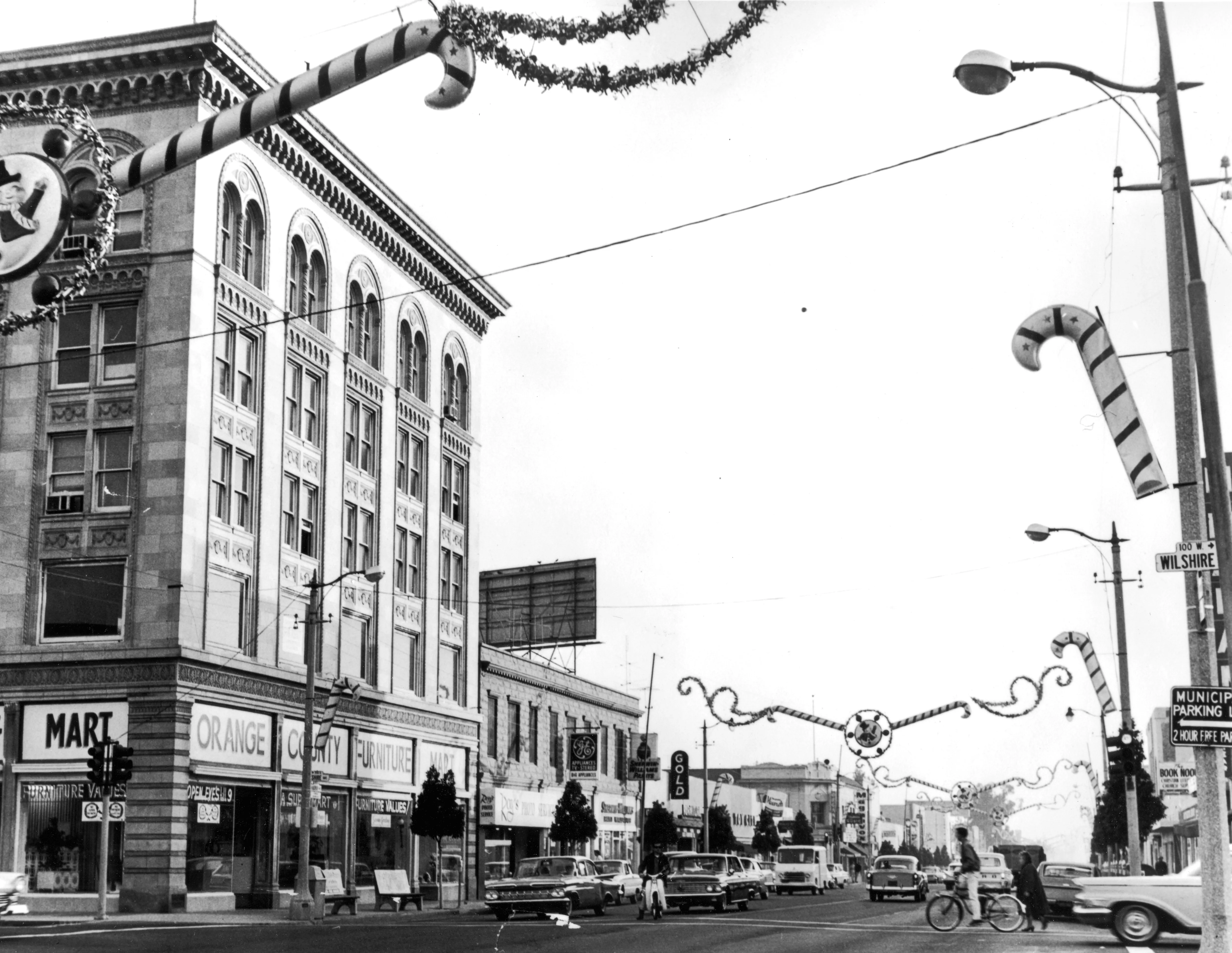 A black and white photograph of a Christmas Street Scene in front of the Chapman Building in 1968.
