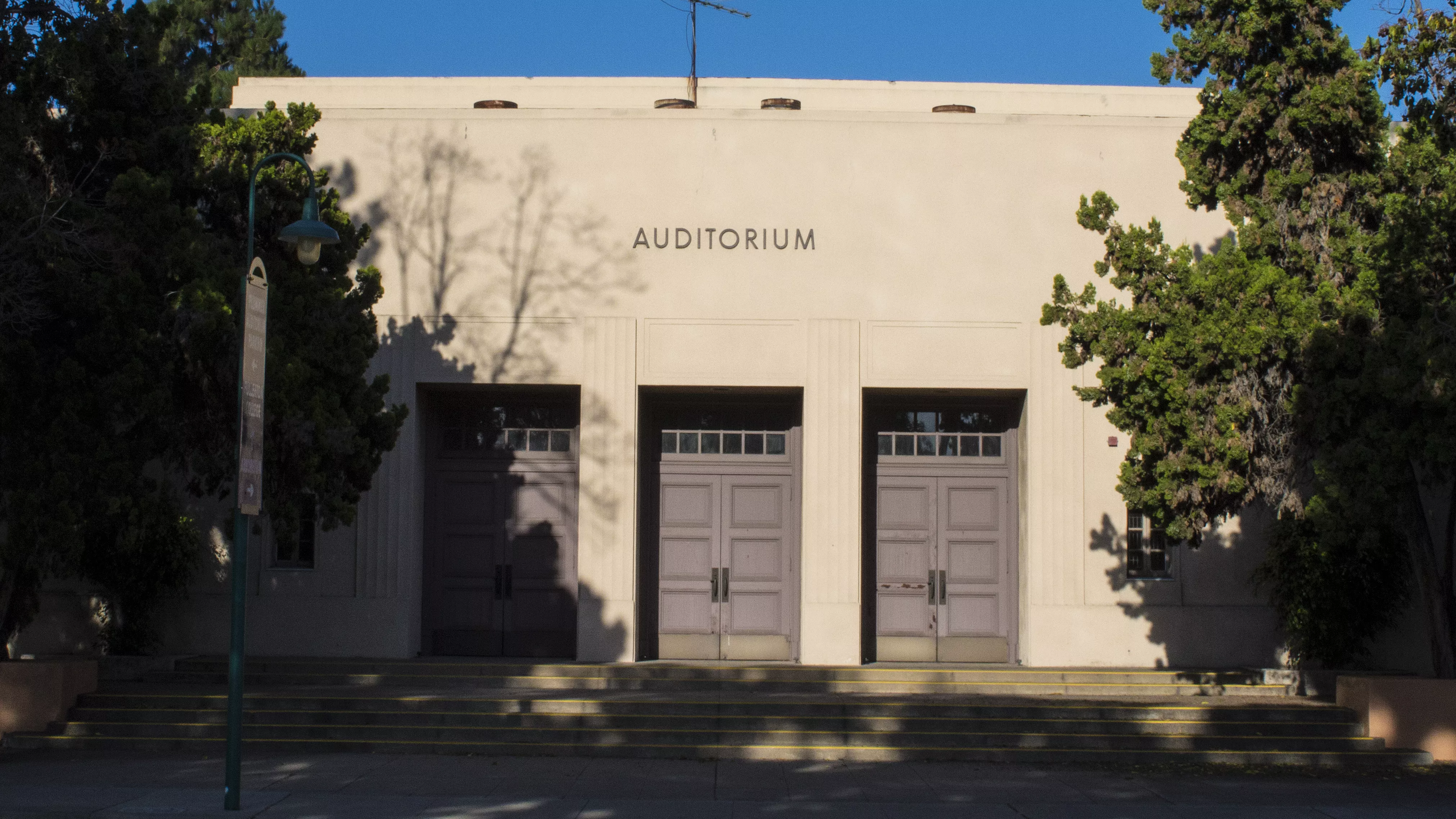A colored photo of the current view of Wilshire Auditorium, taken in 2017.