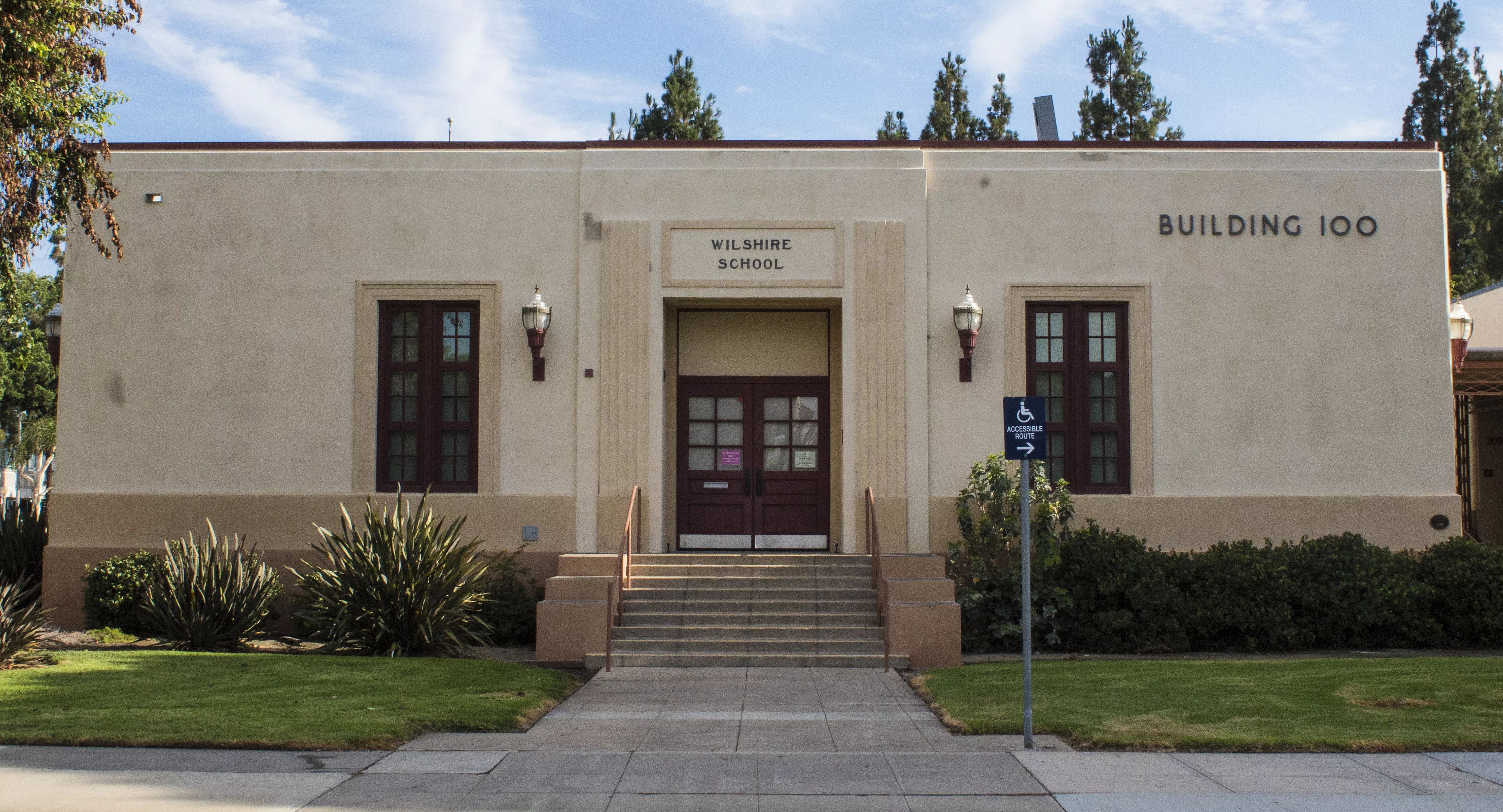A colored photo of the current view of Wilshire Auditorium, taken in 2017.