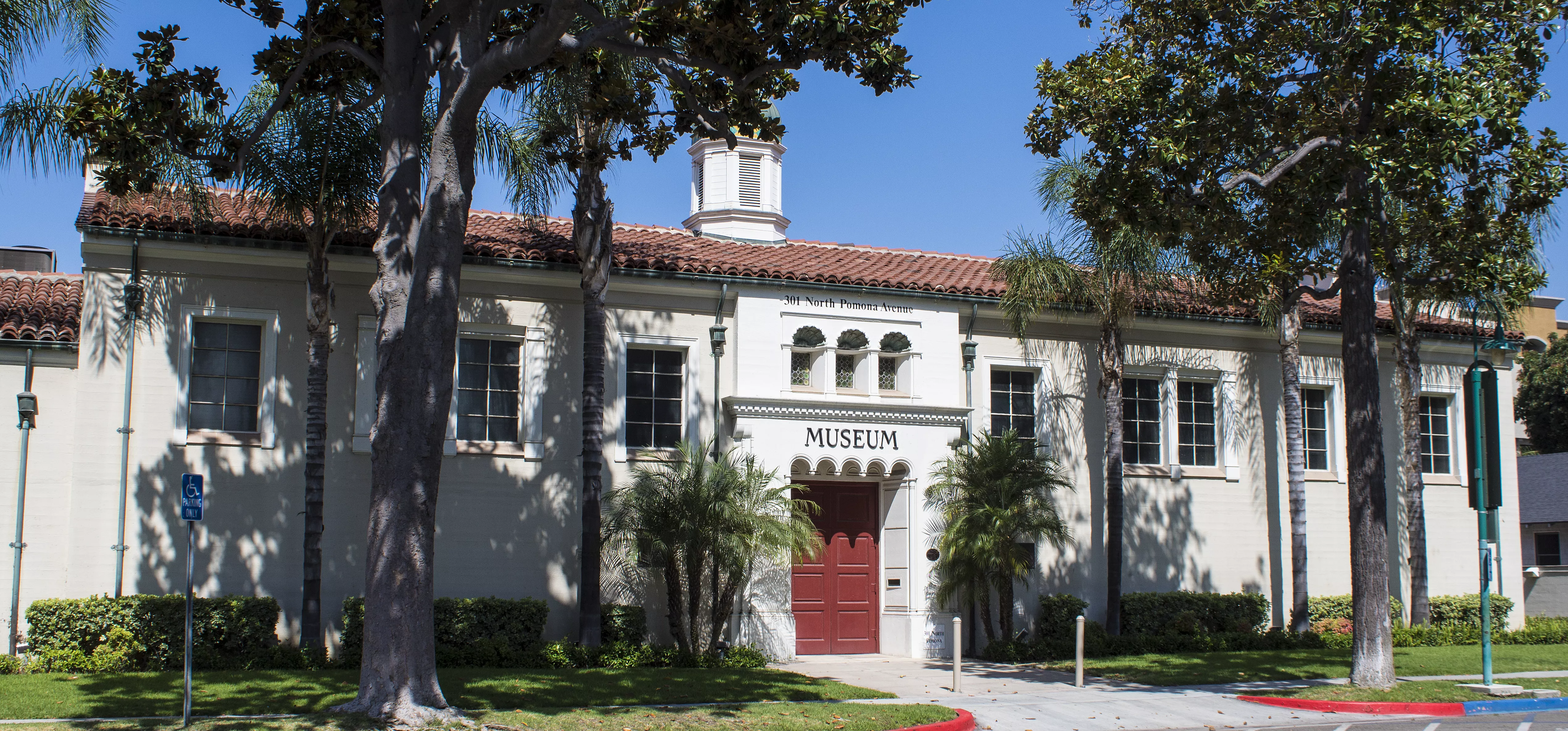 A colored photo of the Fullerton Library (now Fullerton Museum Center), taken in 2020.
