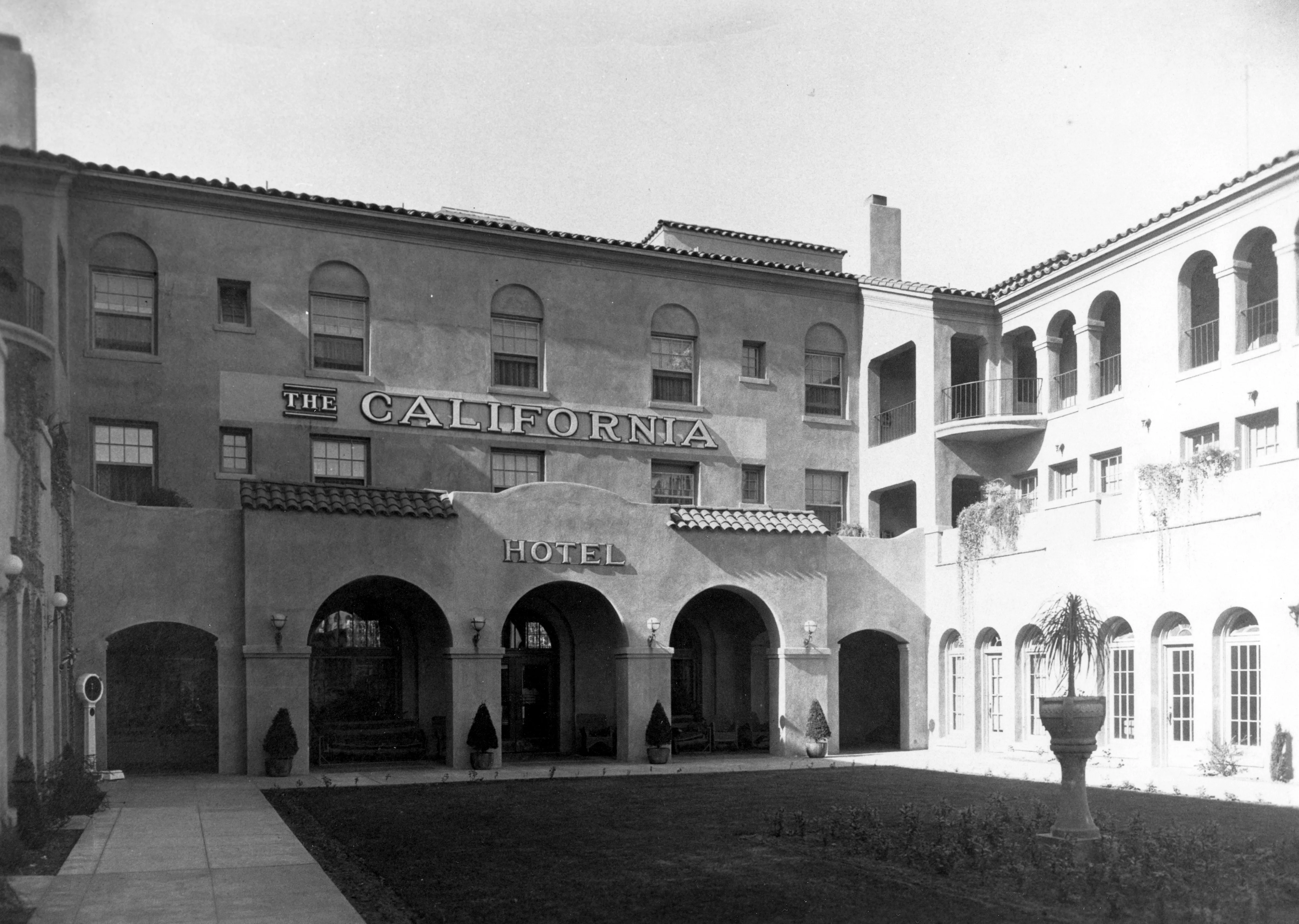A black and white photograph of the California Hotel&#039;s courtyard.