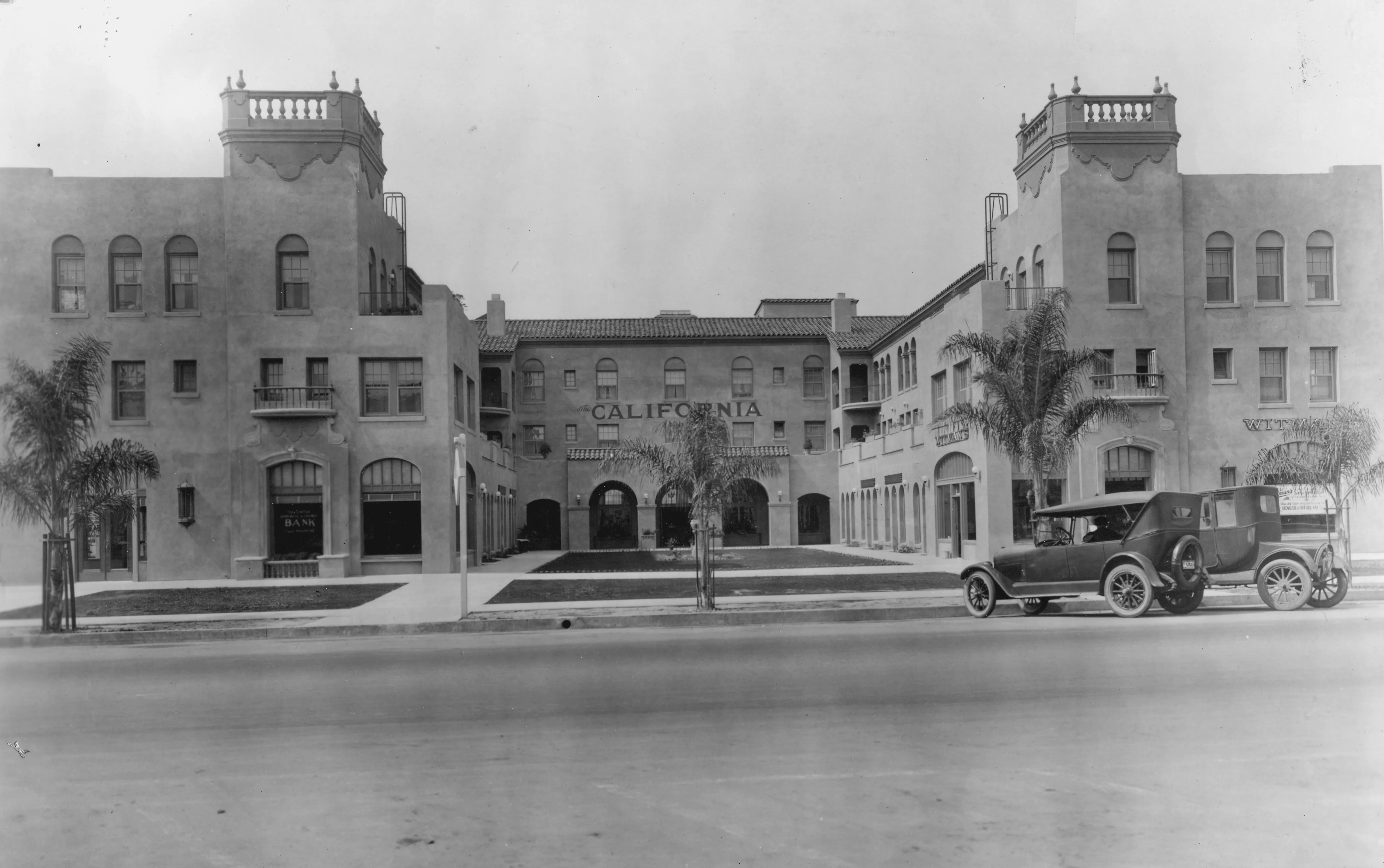 A black and white photograph of the California Hotel&#039;s exterior in 1923.