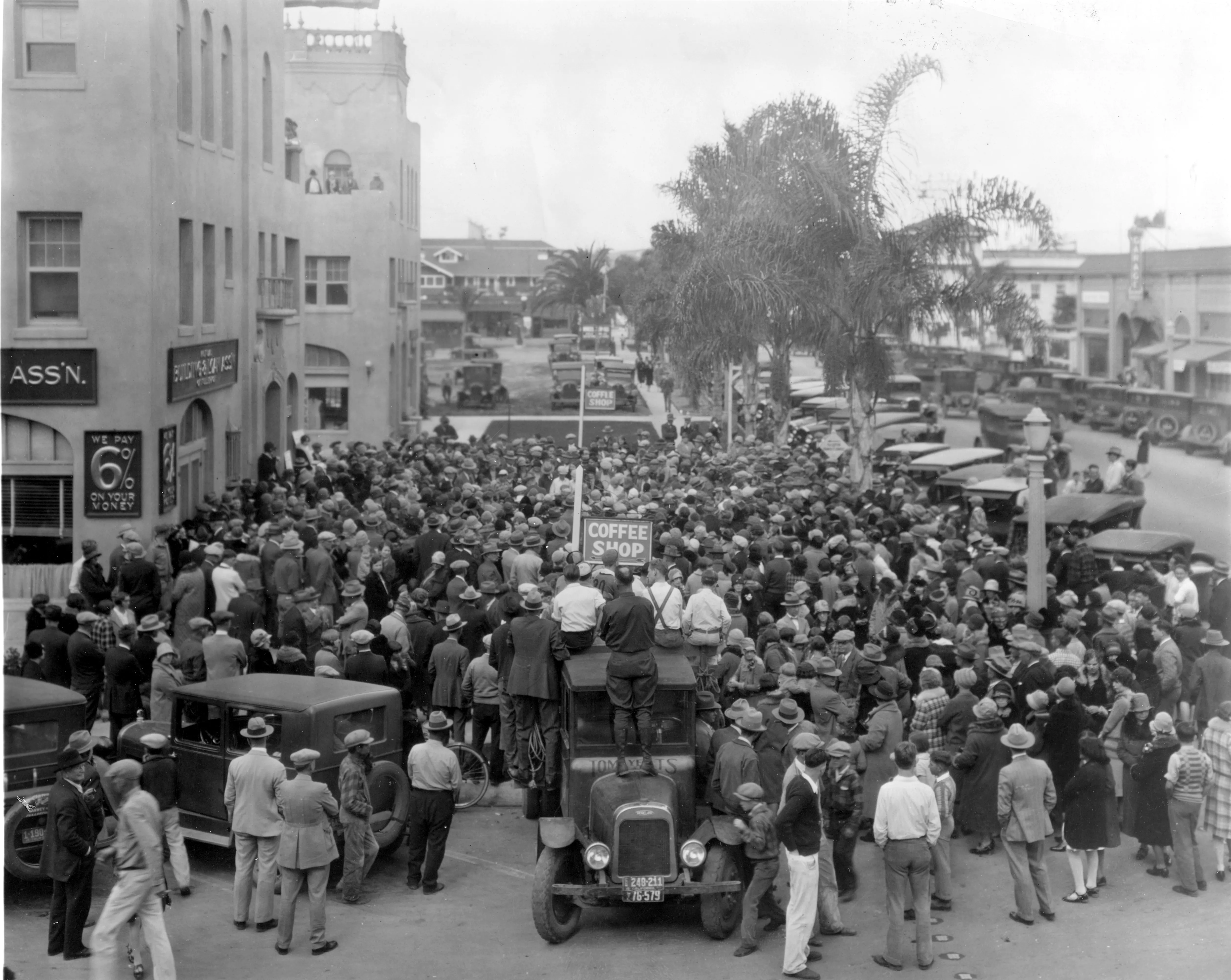A black and white photograph of Opening Day for the California Hotel in 1923.