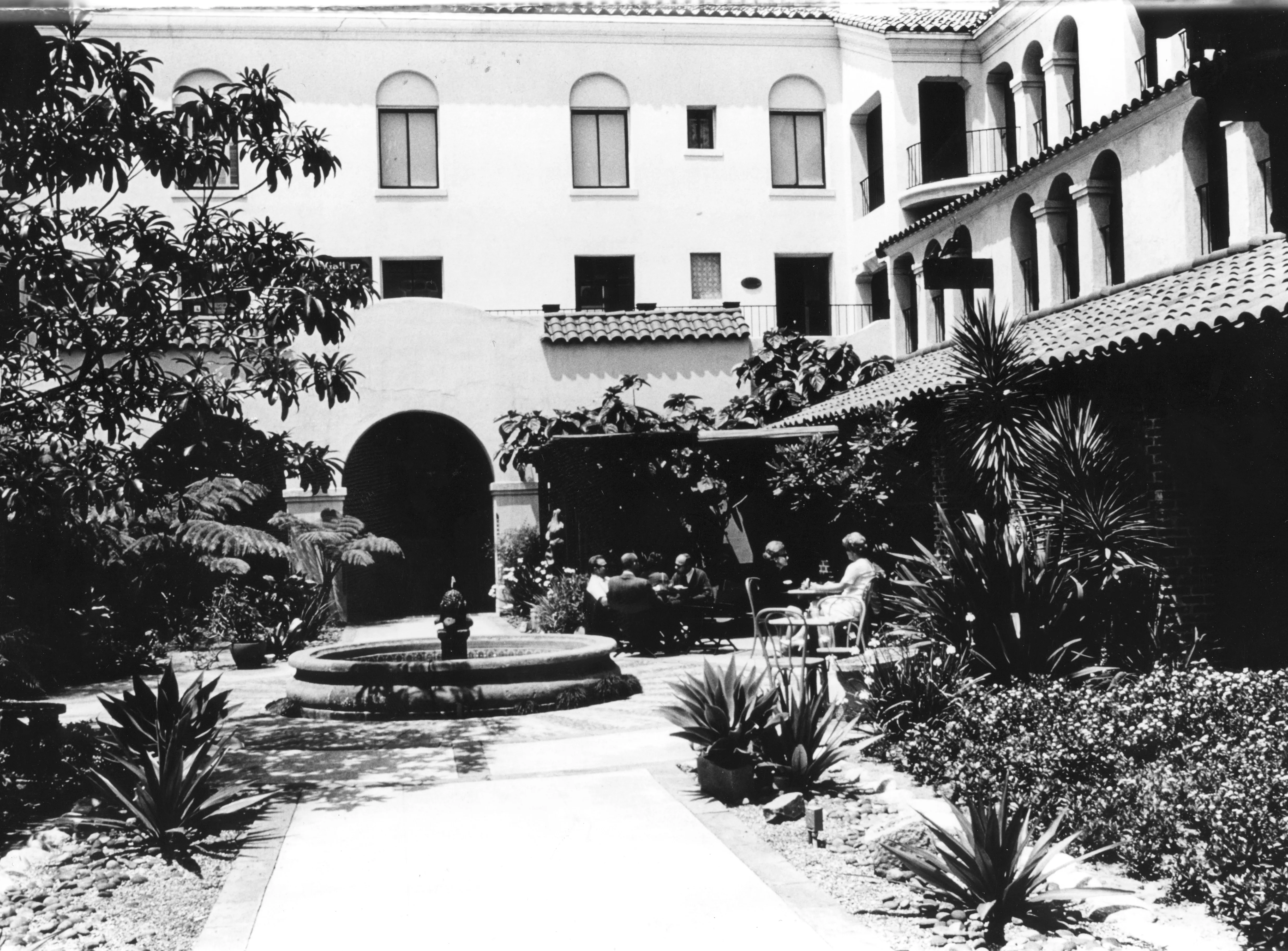 A black and white photograph of the California Hotel, or Villa del Sol&#039;s, courtyard circa 1970s.