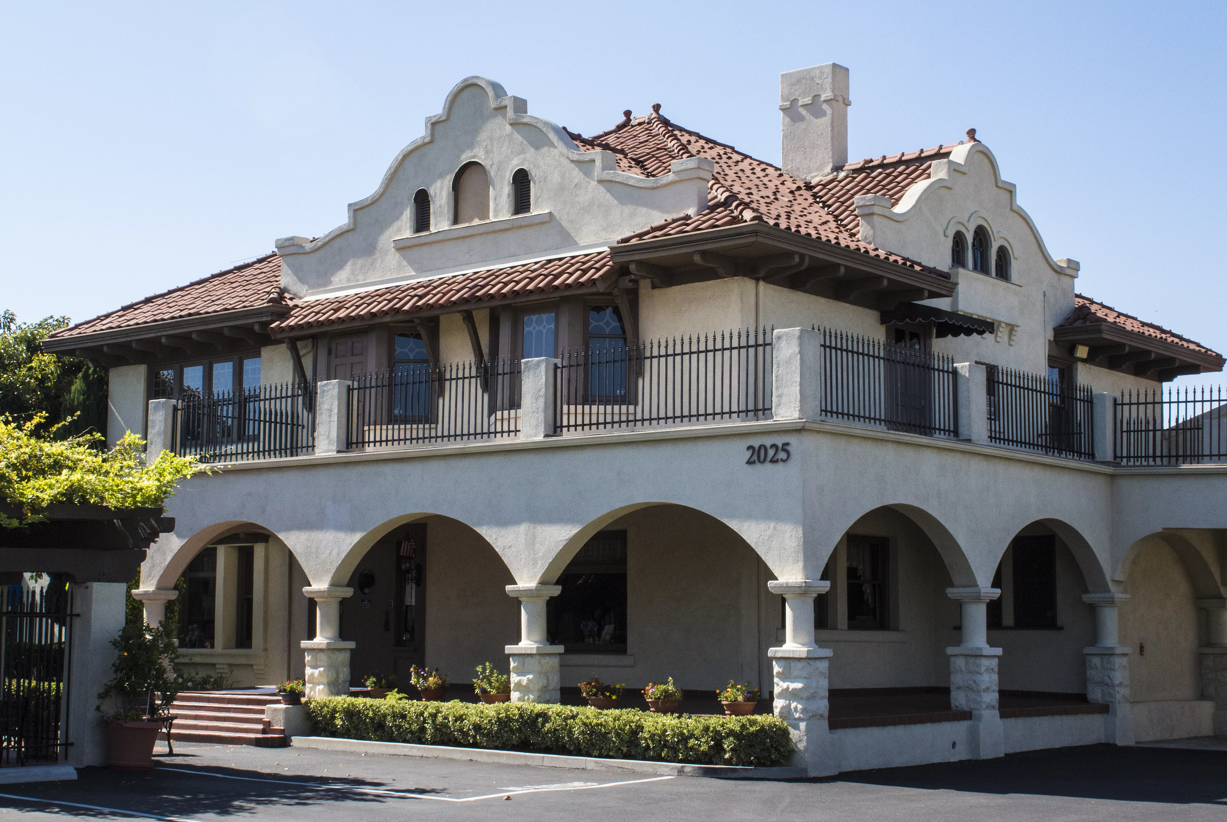 A colored photo of the William Hale House in 2017.