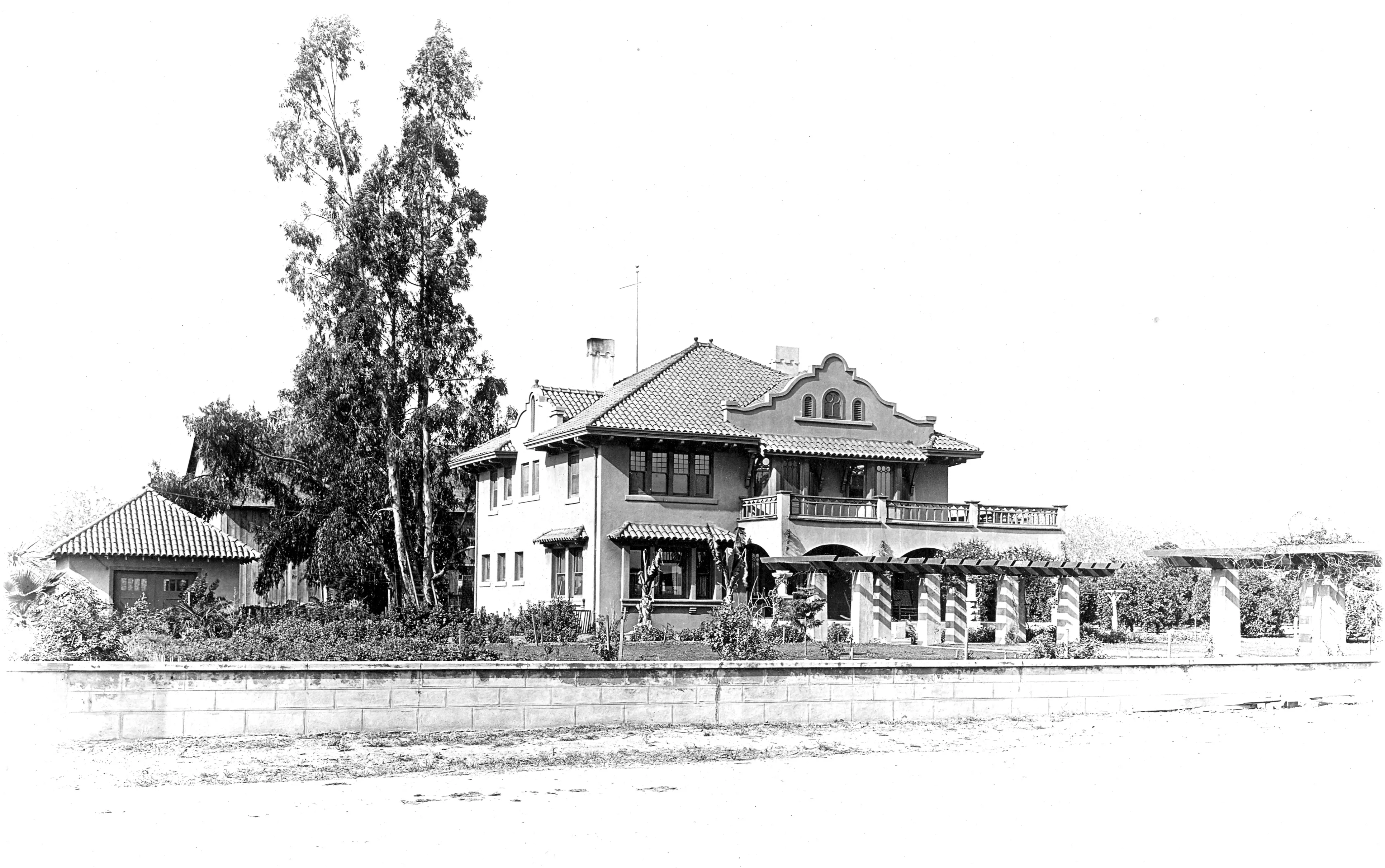 A black and white photograph of the William Hale House&#039;s exterior looking northeast in 1909.