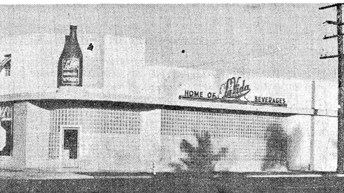 A black and white photograph of the exterior of the La Vida Bottling Company in 1946.